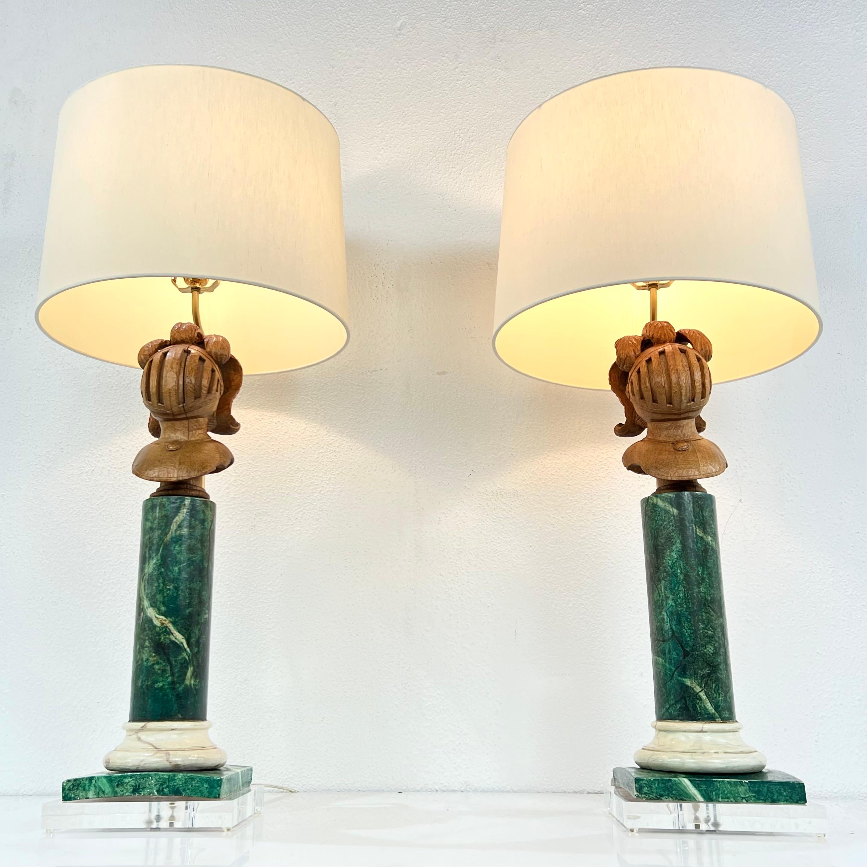 Coppia di lampade in legno finto marmo su basi in lucite In condizioni buone in vendita a Dallas, TX