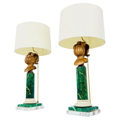 Paire de lampes en bois de faux marbre sur bases en lucite