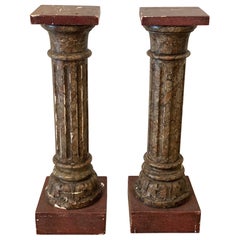 Paire de piédestaux en bois et plâtre peints en faux marbre