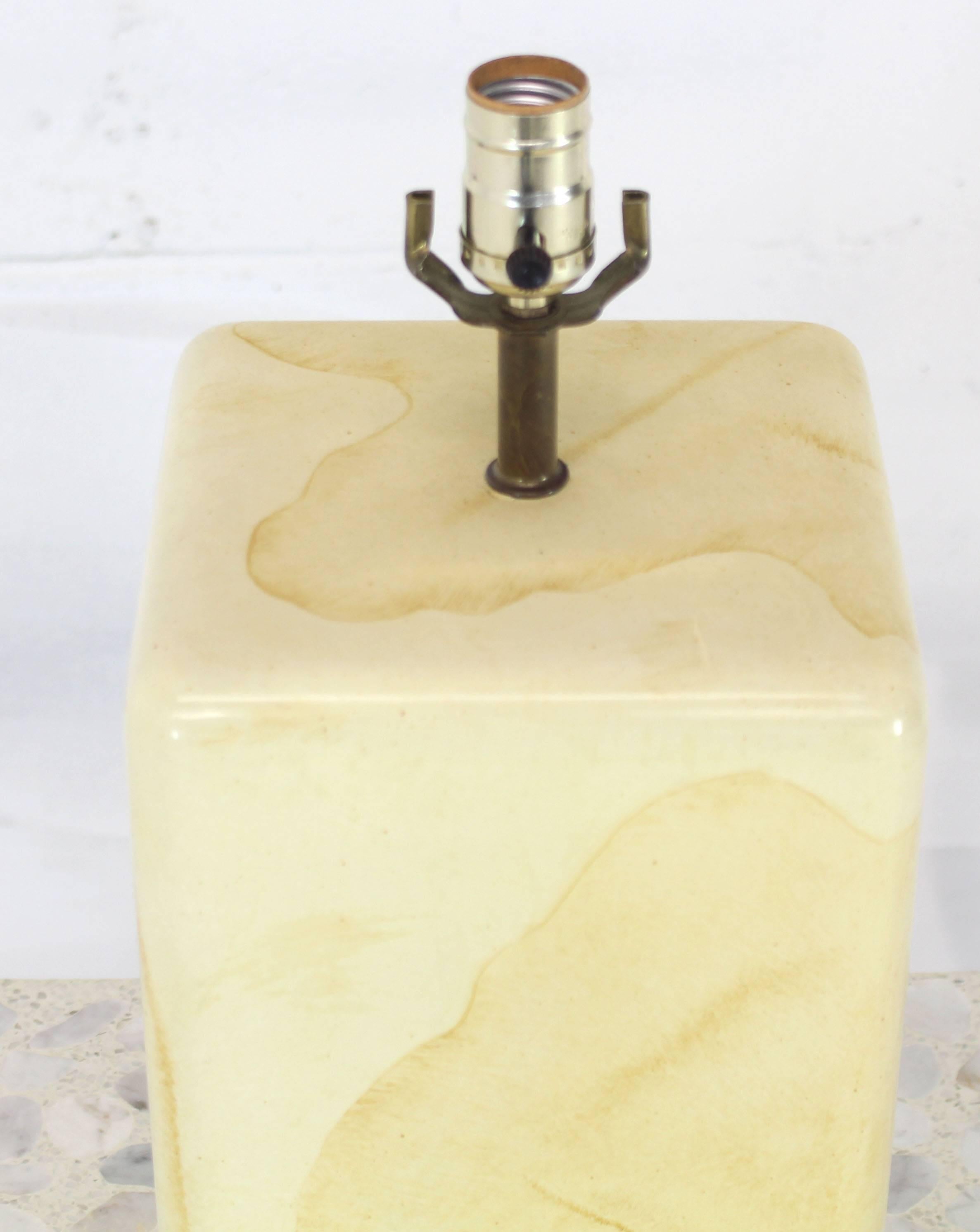 Paar Mid-Century Modern faux lackiert Ziege fragen Tischlampen. Schöne quadratische abgerundete Kanten Sockelform.