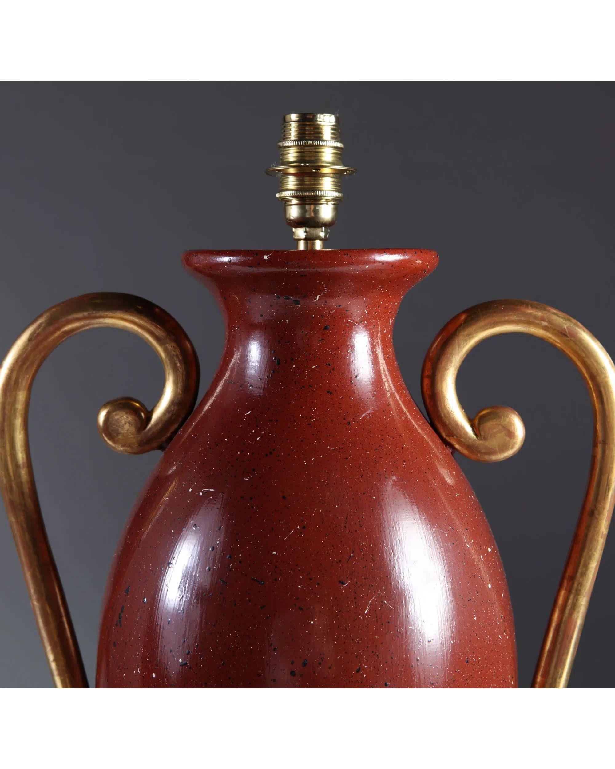 Ein Paar klassischer balusterförmiger, gedrechselter Holzvasen aus der 'Chateau Collection'S. Die Vasen sind mit Porphyrimitat bemalt, die Arme sind mit Gesso überzogen und mit Blattgold vergoldet.

Porphyr- und Giltwood-Urnen als