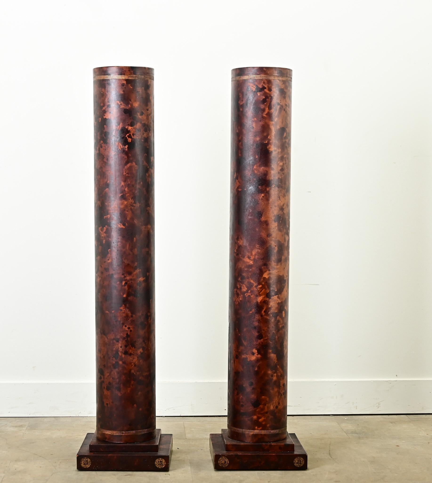 Cette paire de colonnes en fausse tortue est dans le style des colonnes doriques. Au sommet, vous trouverez une garniture peinte en or, la base des colonnes a des motifs peints en or. Il y a quelques trous intentionnels où quelque chose a été