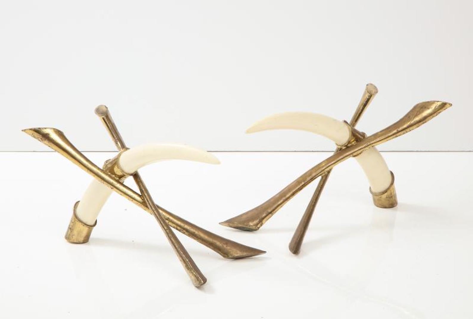 Beistelltische aus Kunstharz und Messing von Jacques Duval Brasseur, Paar (Moderne der Mitte des Jahrhunderts) im Angebot