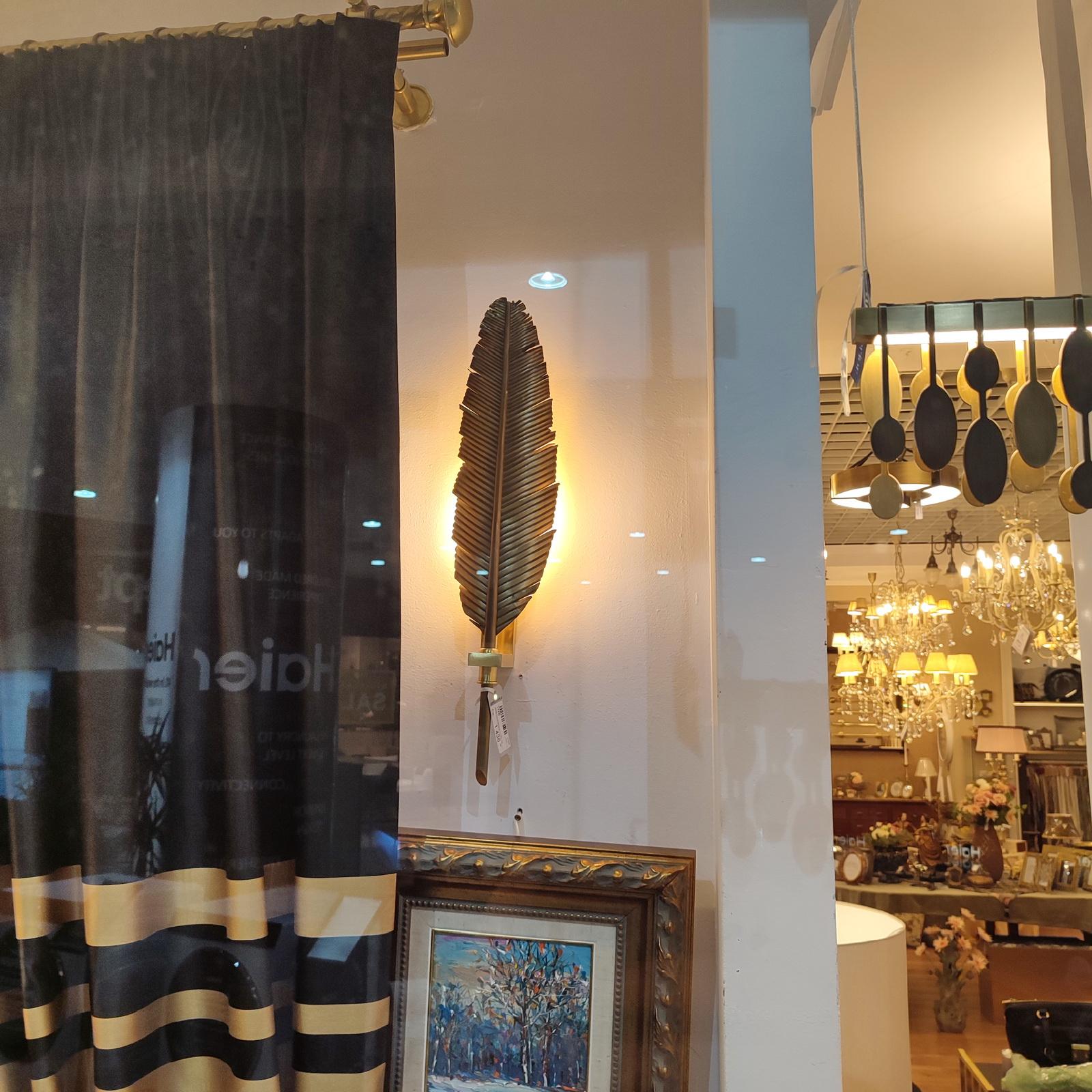 Moderne Paire d'appliques en forme de plumes en laiton à la manière de la Maison Jansen en vente