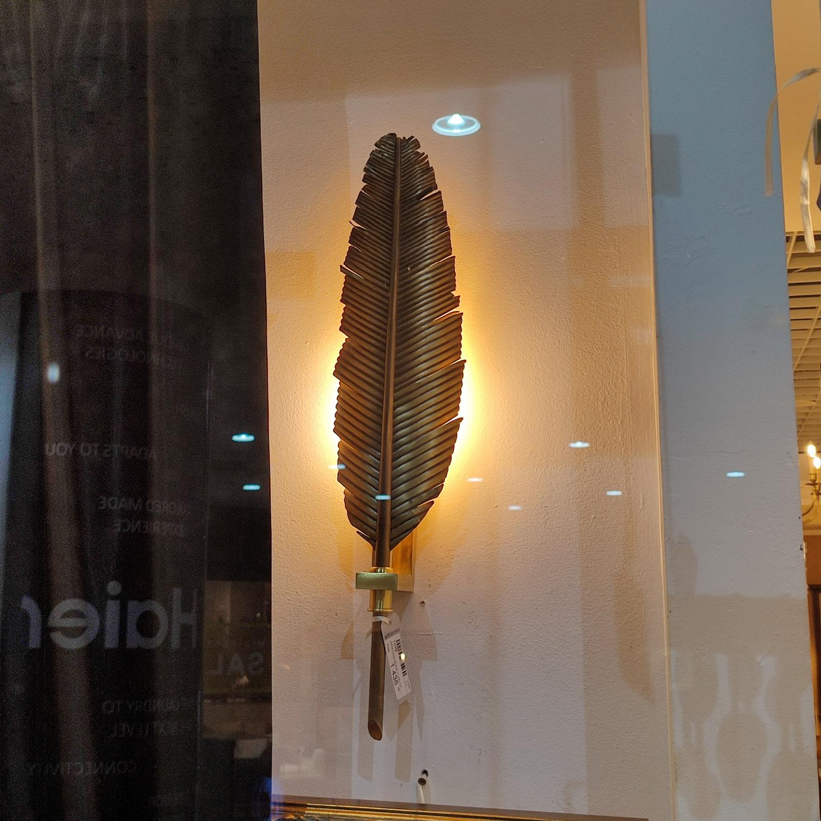 Européen Paire d'appliques en forme de plumes en laiton à la manière de la Maison Jansen en vente