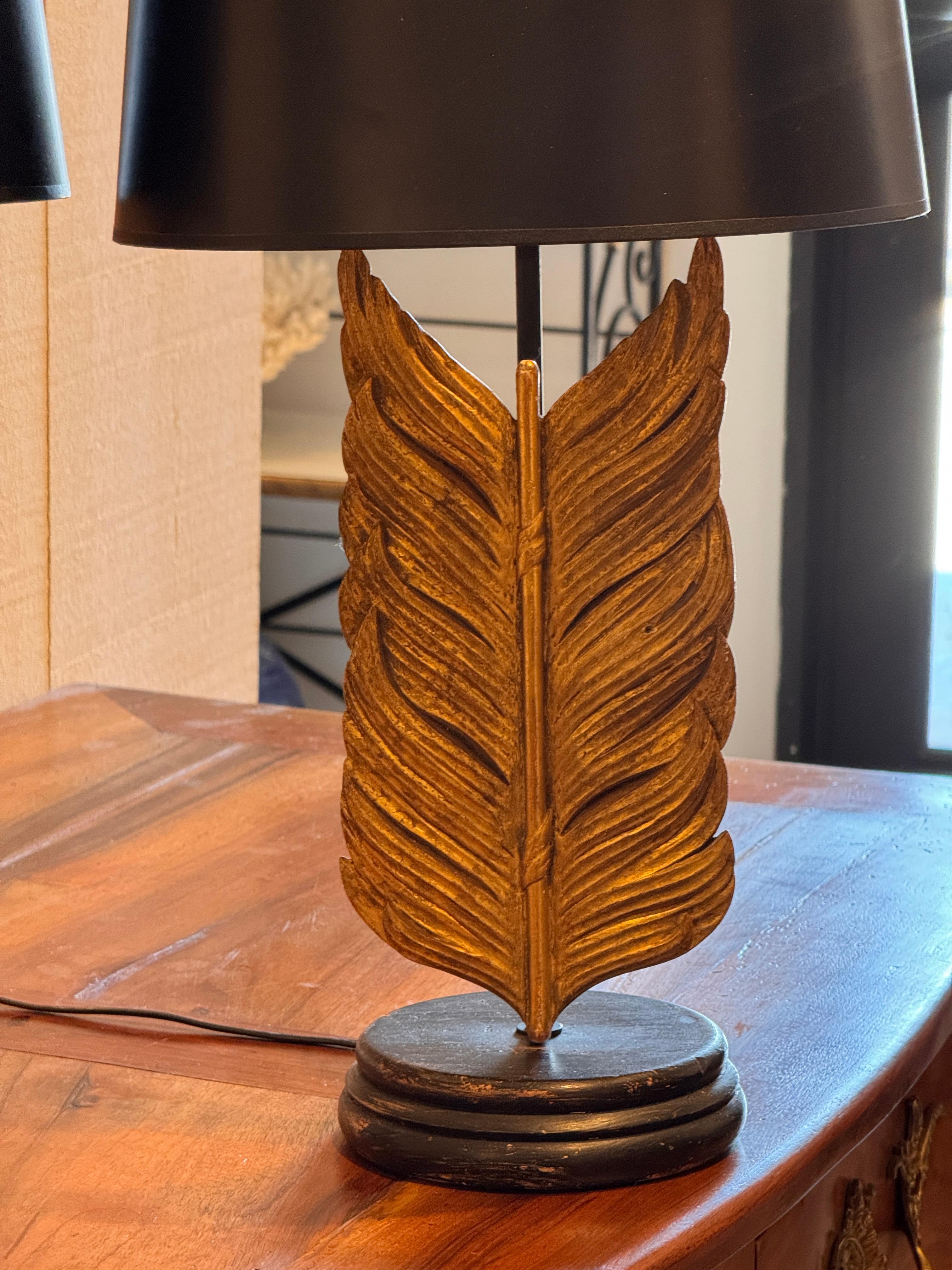 Paar Tischlampen mit Federmotiv (Mitte des 20. Jahrhunderts) im Angebot