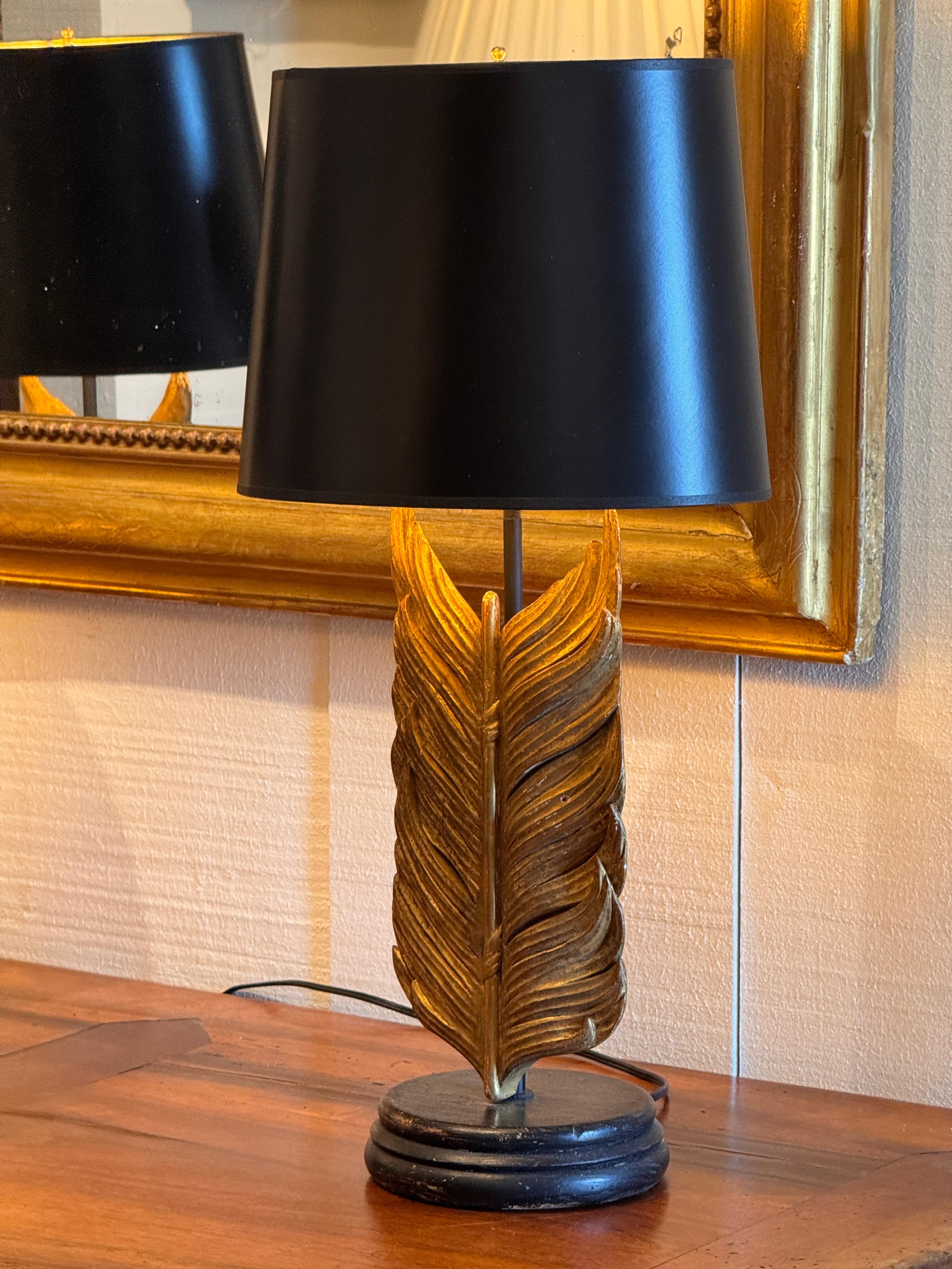 Paar Tischlampen mit Federmotiv im Angebot 4