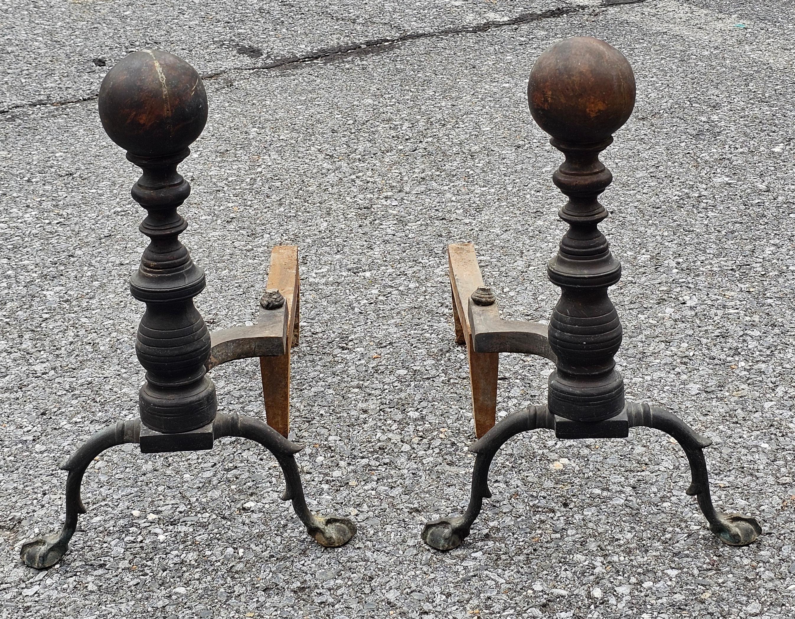 Paire de chenets en fer et en laiton de style Feder, vers les années 1800 en vente 2