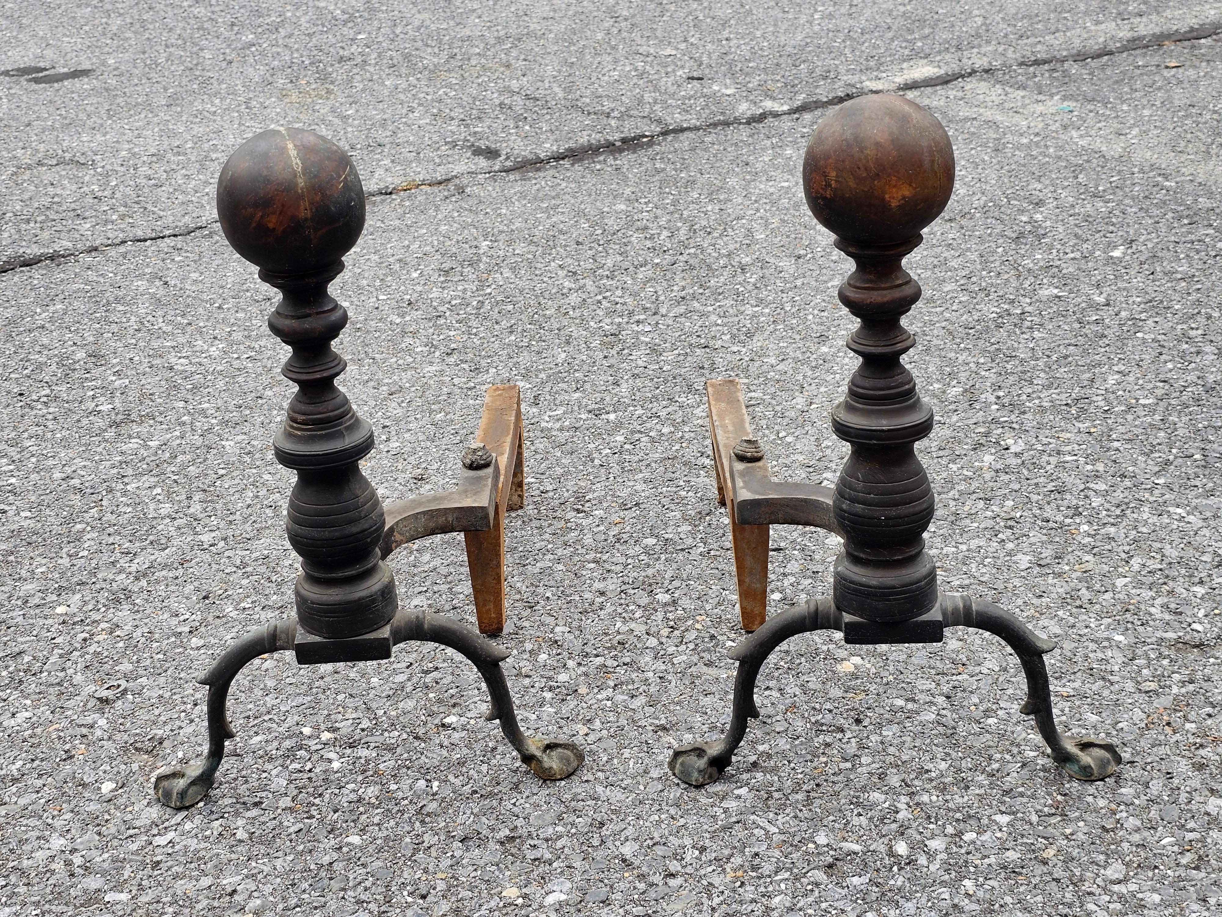Paire d'andirons en fer et laiton à gros boulets de canon du début du 19e siècle de style fédéral. Mesure 13,5
