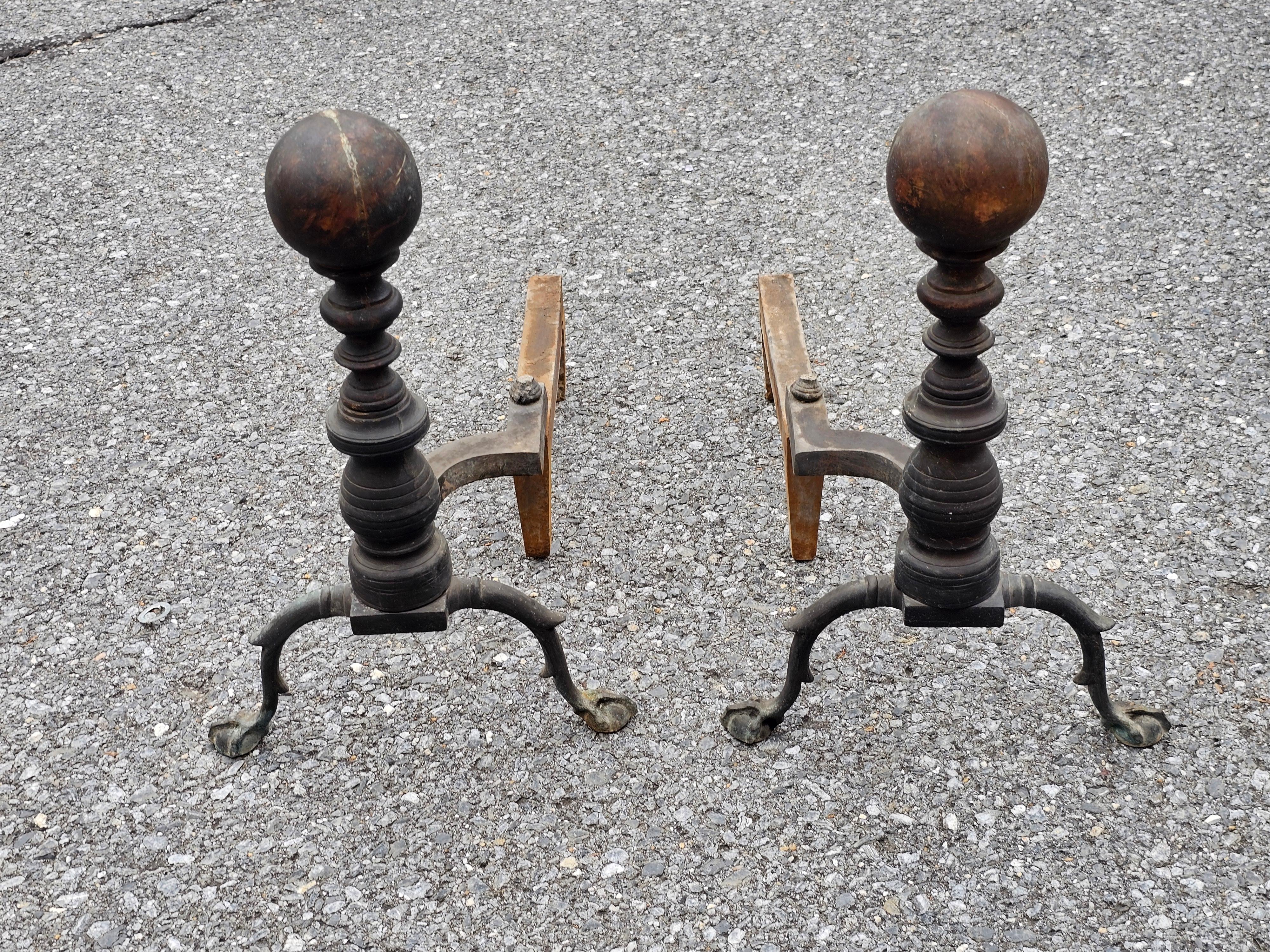Fédéral Paire de chenets en fer et en laiton de style Feder, vers les années 1800 en vente