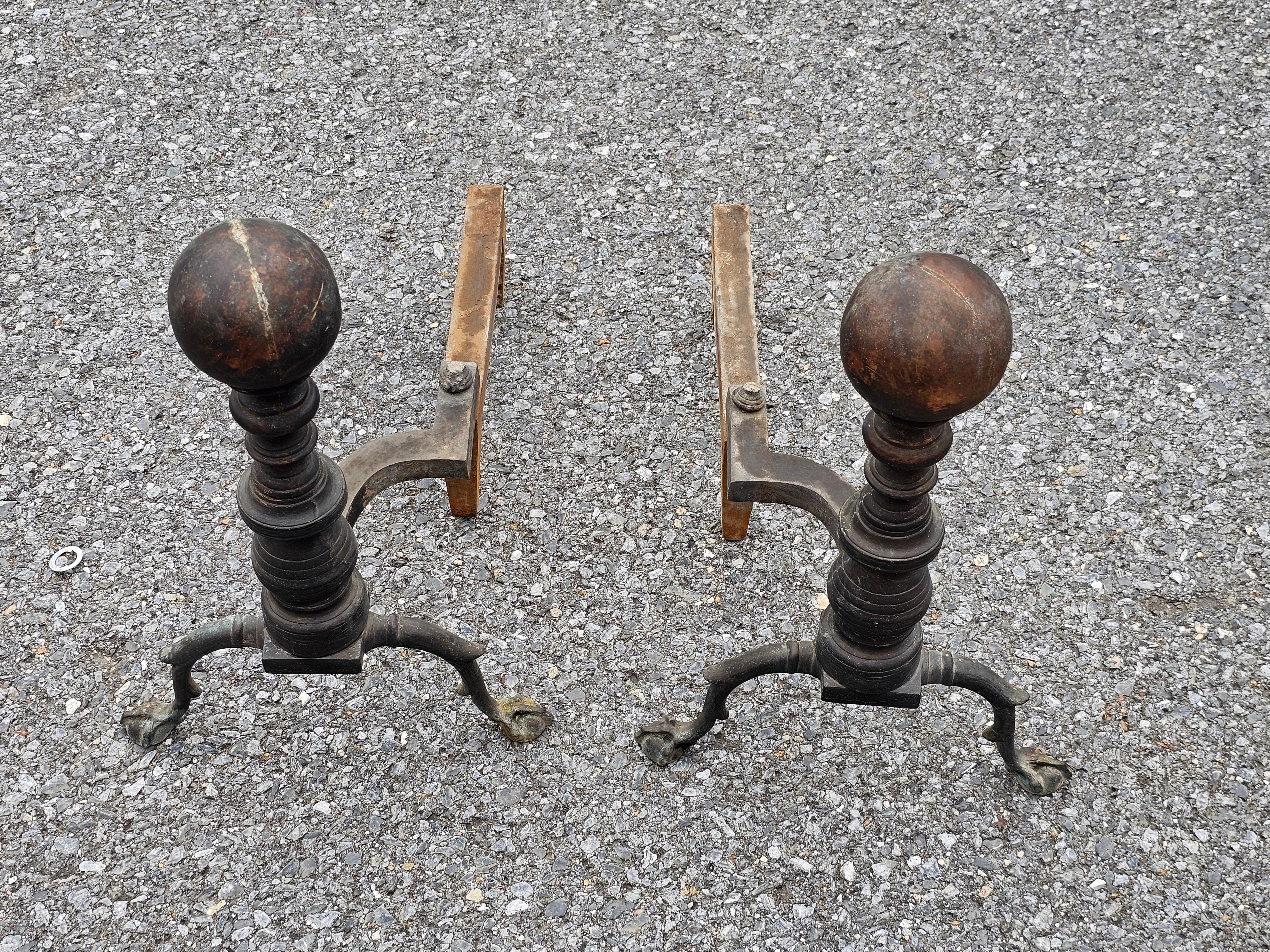 Américain Paire de chenets en fer et en laiton de style Feder, vers les années 1800 en vente