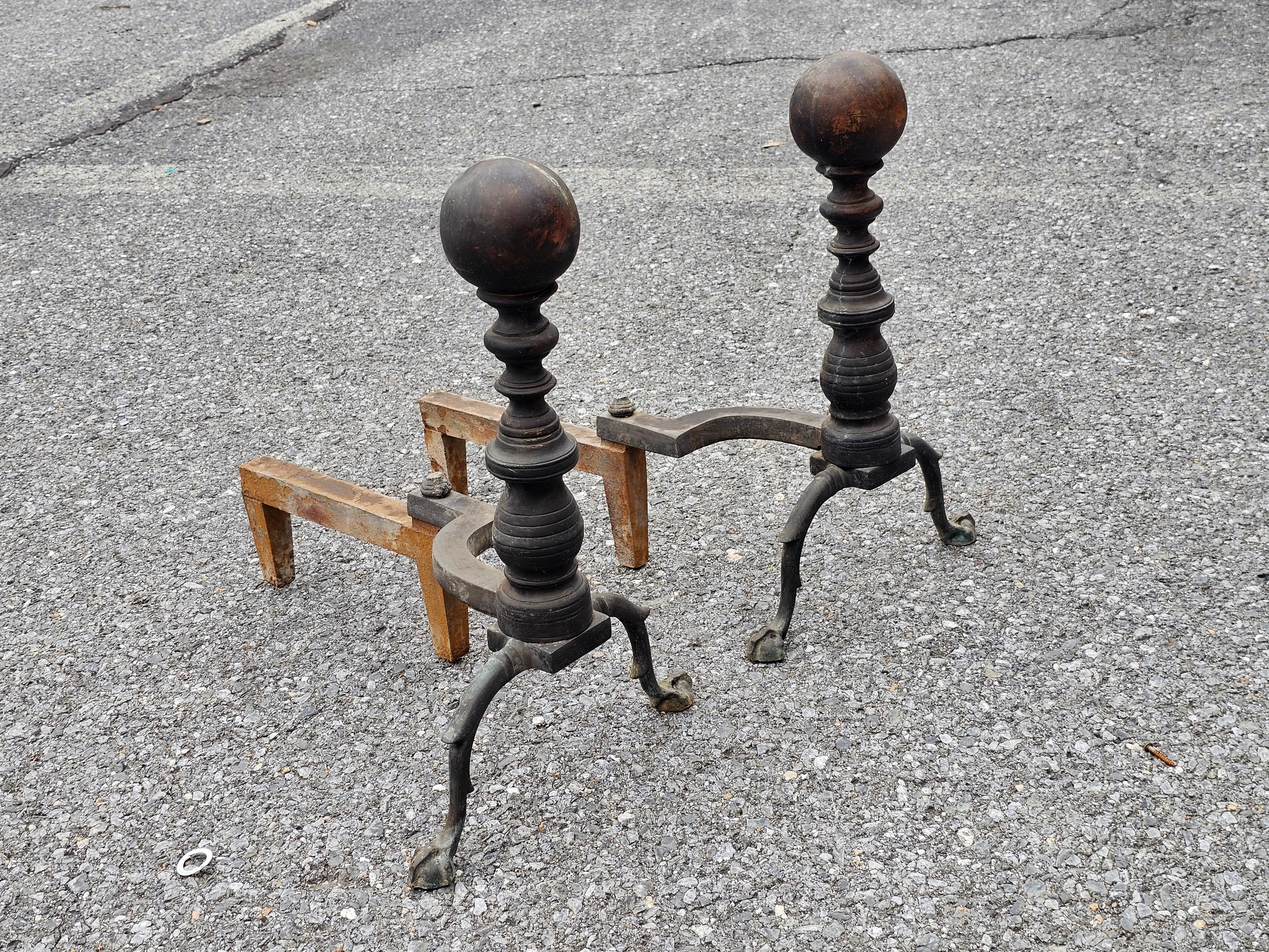 Ferronnerie Paire de chenets en fer et en laiton de style Feder, vers les années 1800 en vente