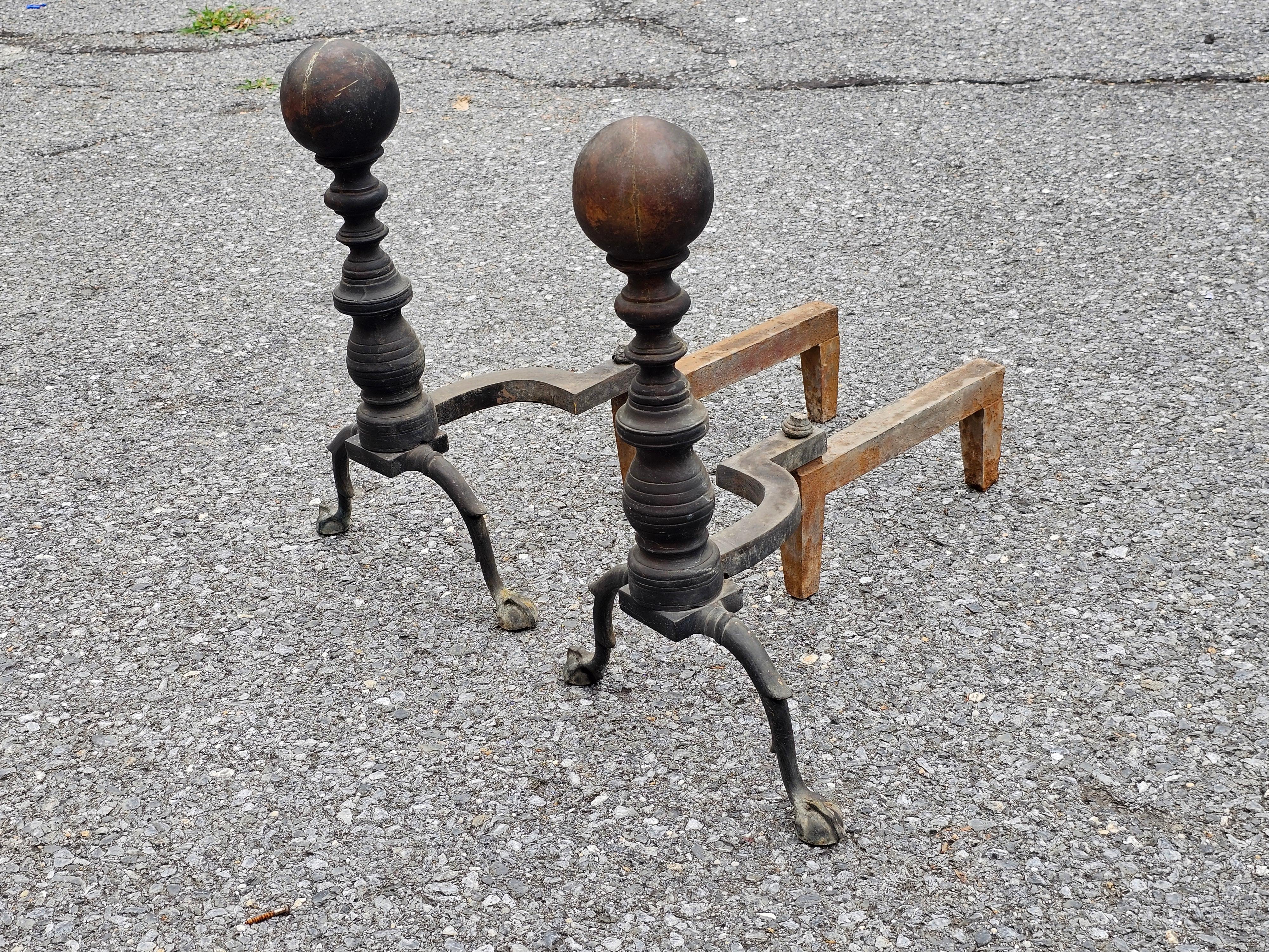 Paire de chenets en fer et en laiton de style Feder, vers les années 1800 Bon état - En vente à Germantown, MD
