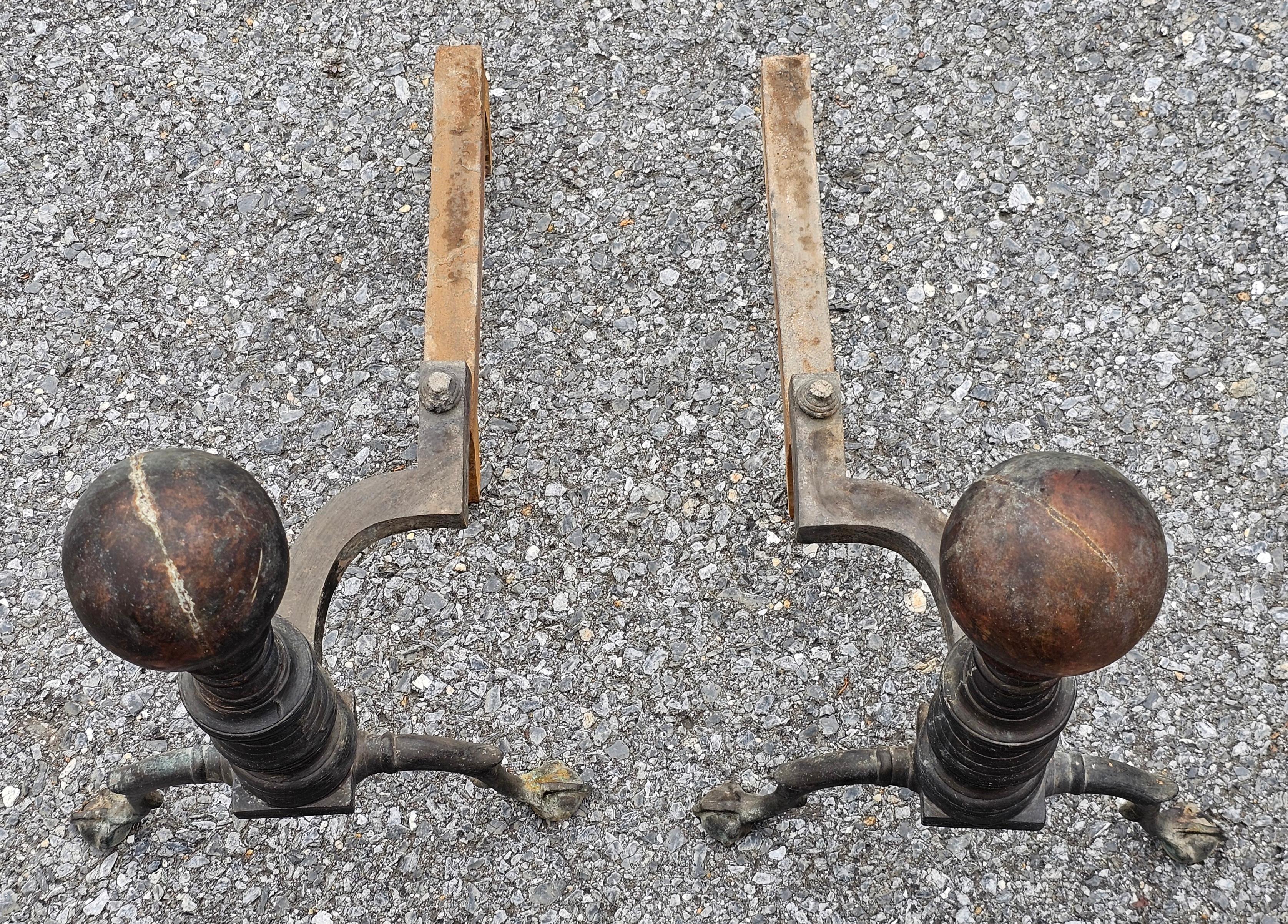 XIXe siècle Paire de chenets en fer et en laiton de style Feder, vers les années 1800 en vente