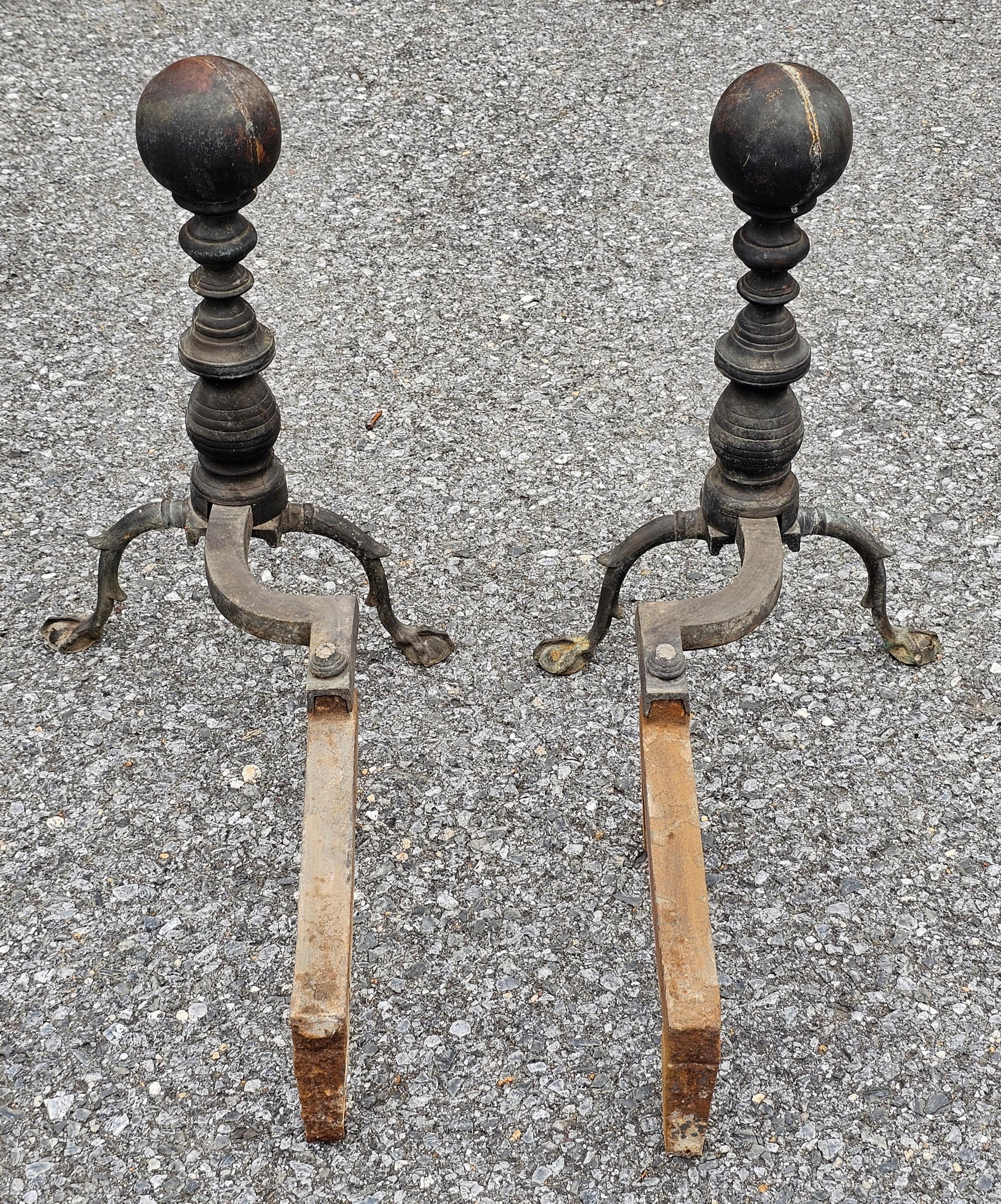 Laiton Paire de chenets en fer et en laiton de style Feder, vers les années 1800 en vente
