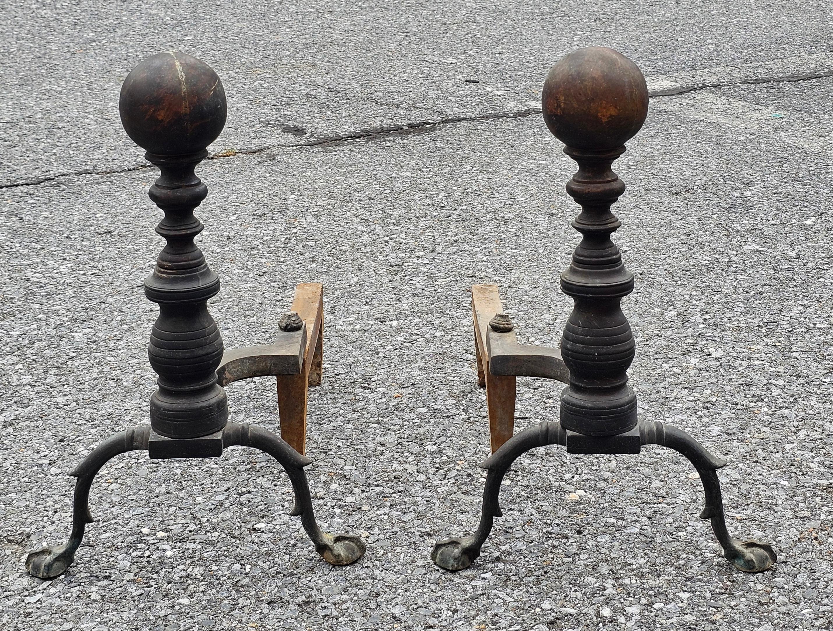 Paire de chenets en fer et en laiton de style Feder, vers les années 1800 en vente 1