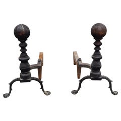 Paire de chenets en fer et en laiton de style Feder, vers les années 1800