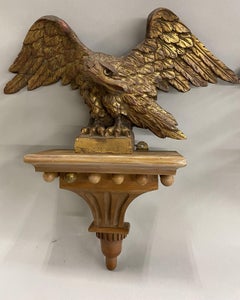 Paire de consoles murales en forme d'aigle, sculptées et dorées, de style fédéral