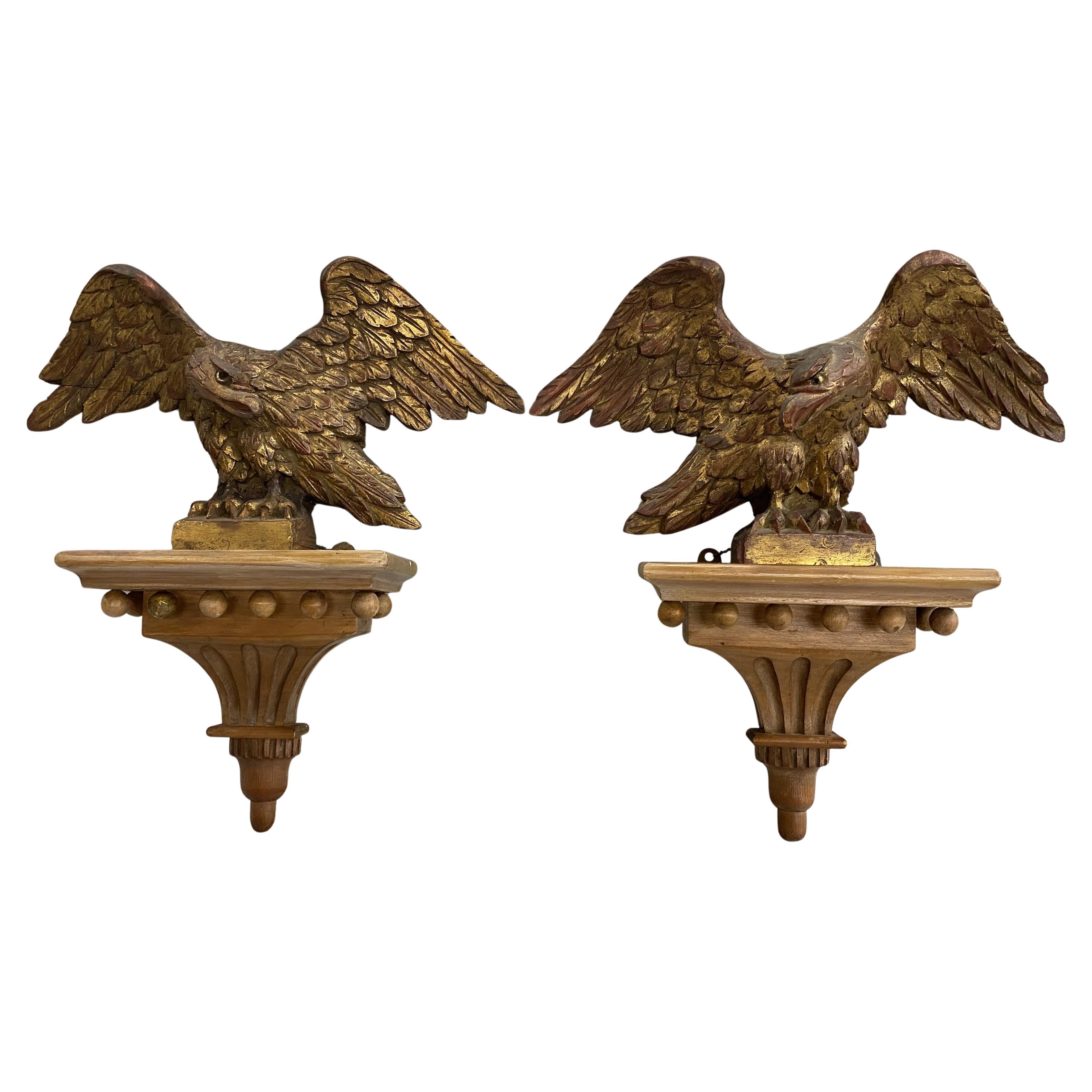 Paire de consoles murales en forme d
aigle, sculptées et dorées, de style fédéral en vente