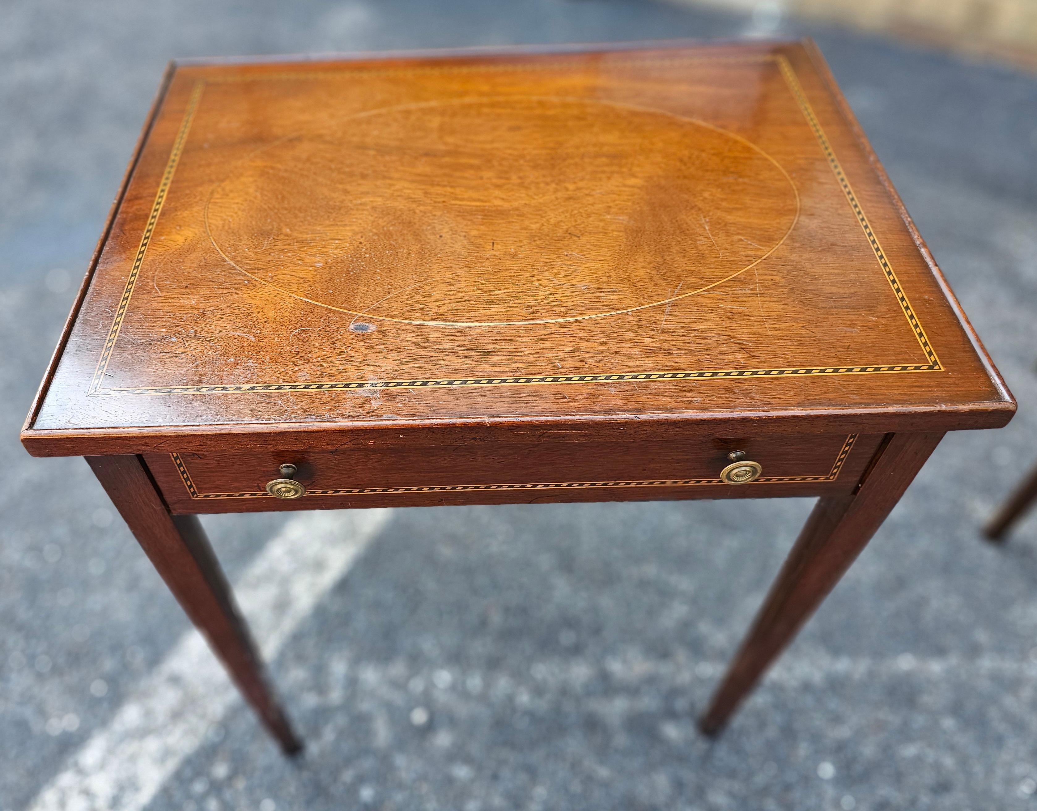 Paar Beistelltische aus Mahagoni mit Intarsien im Federal Style, CIRCA 1900 im Angebot 3