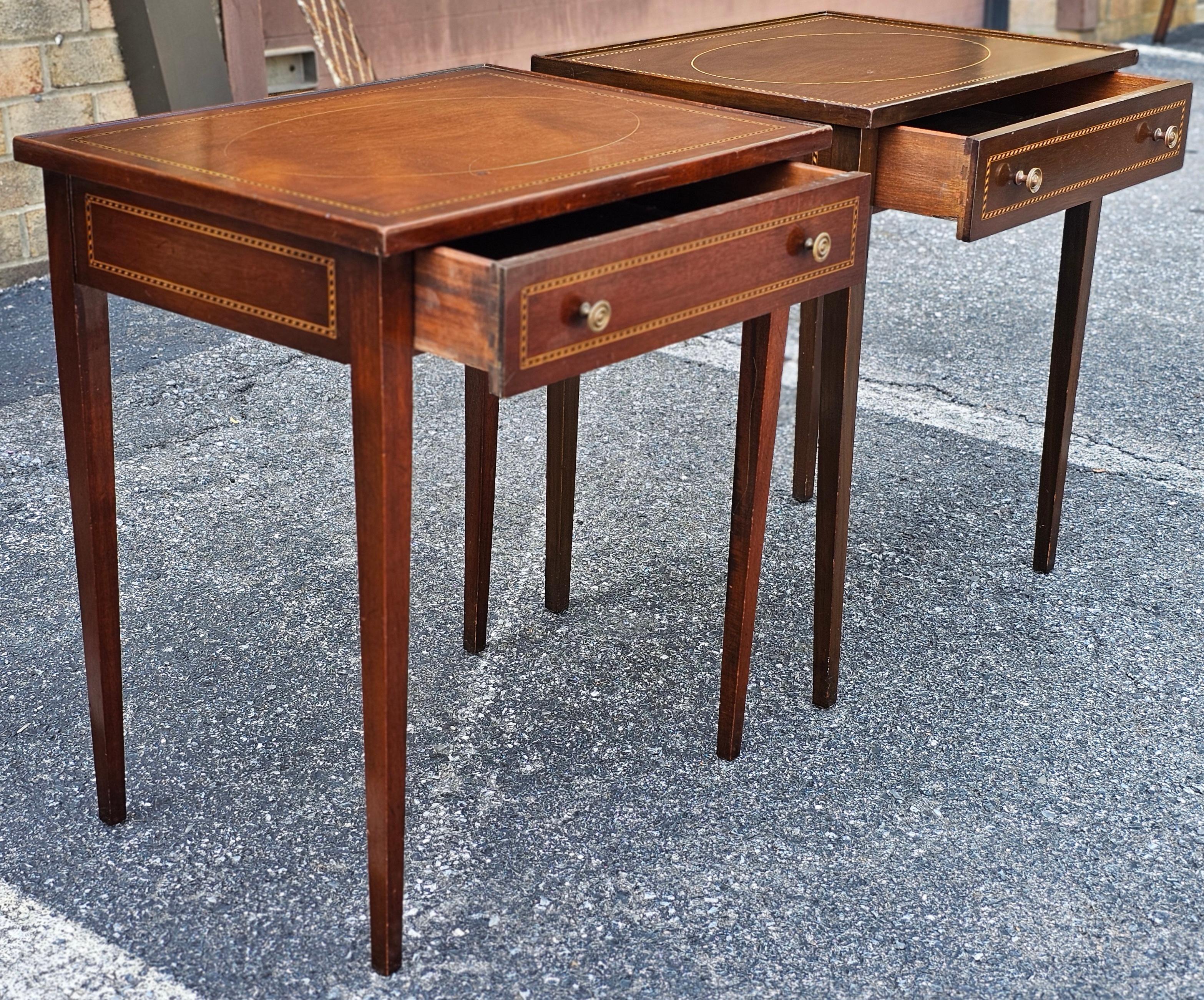 Paar Beistelltische aus Mahagoni mit Intarsien im Federal Style, CIRCA 1900 im Angebot 4