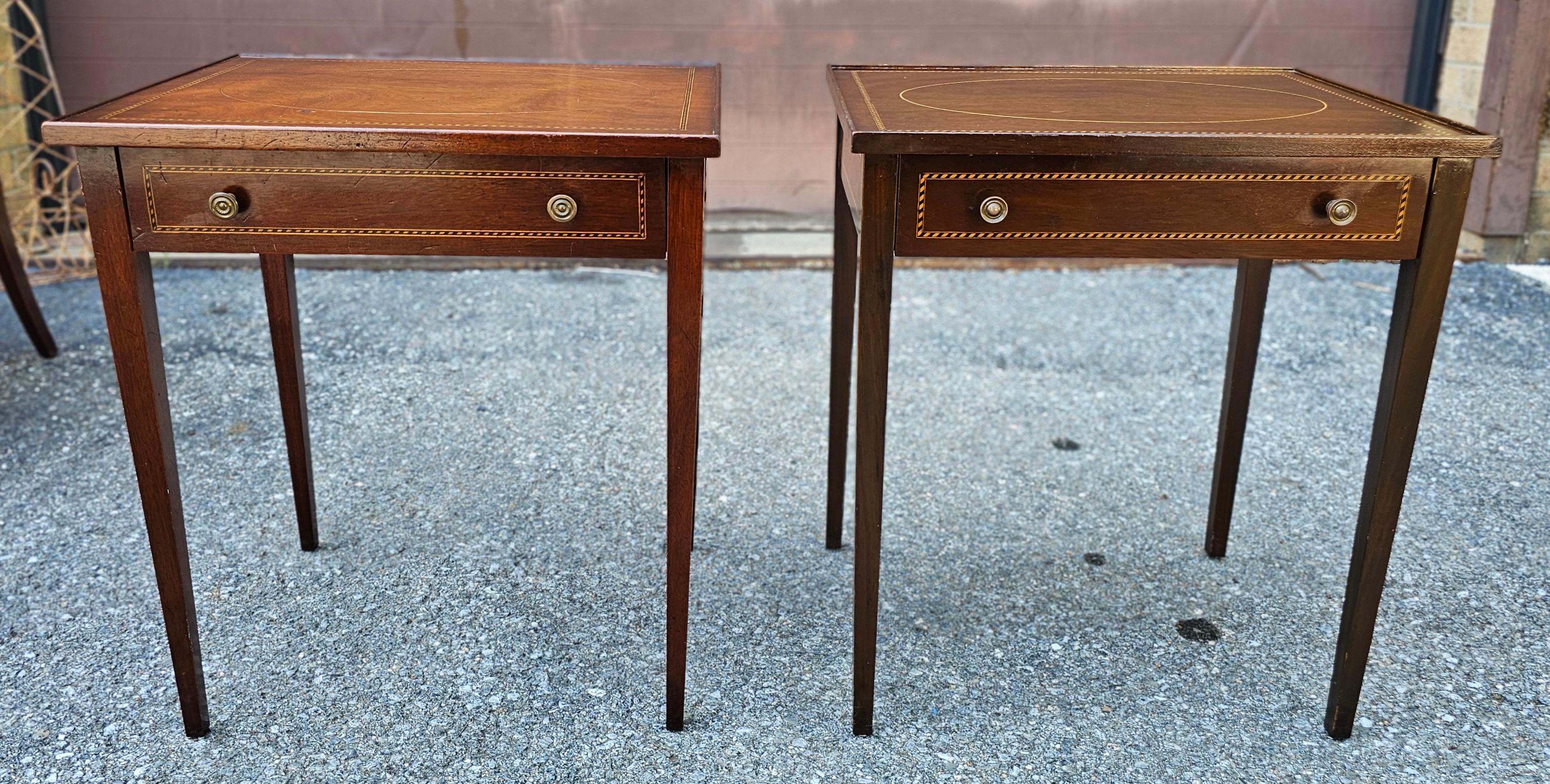 Paar Beistelltische aus Mahagoni mit Intarsien im Federal Style, CIRCA 1900 im Angebot 7