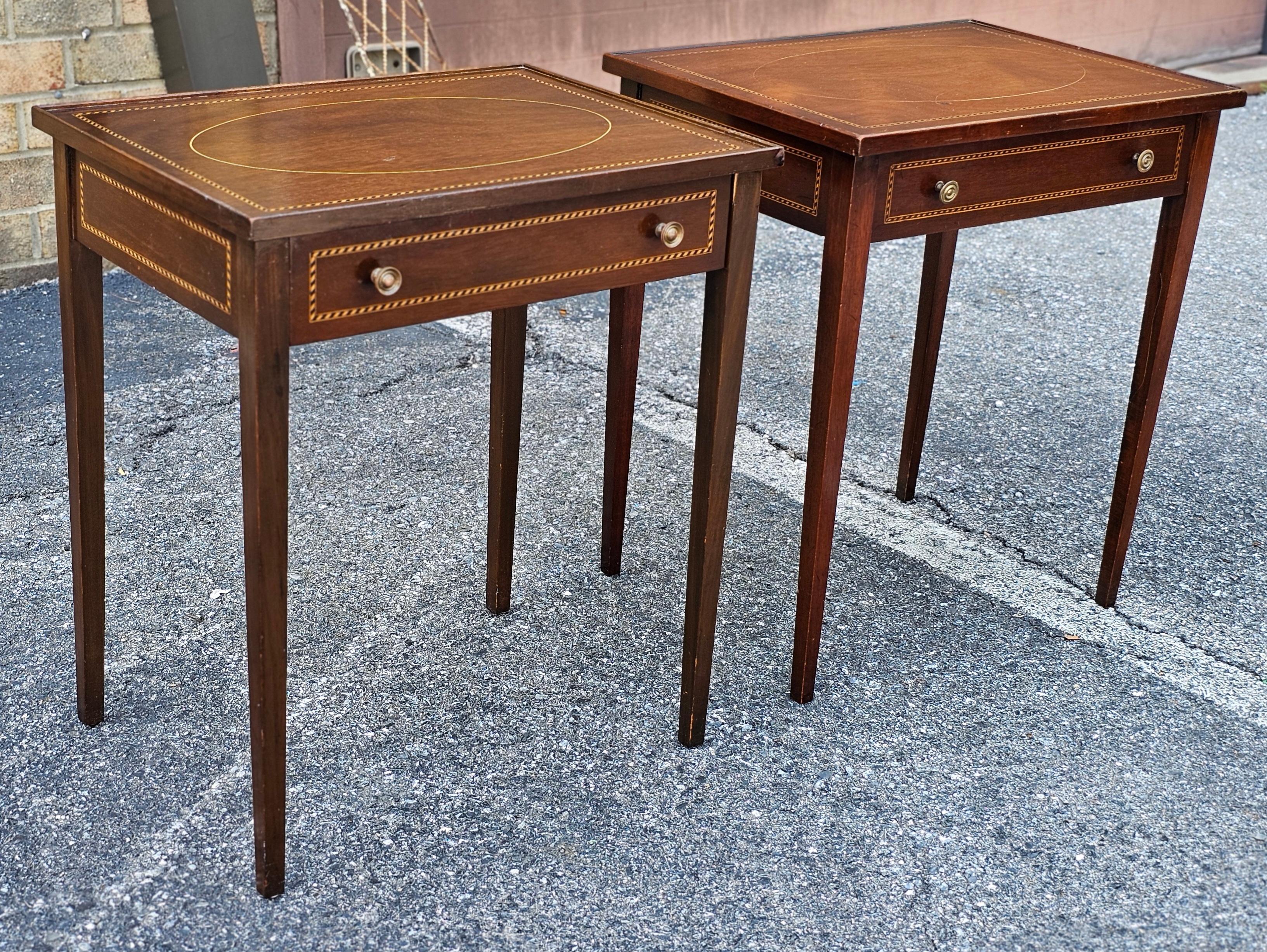 Paar Beistelltische aus Mahagoni mit Intarsien im Federal Style, CIRCA 1900 im Angebot 9