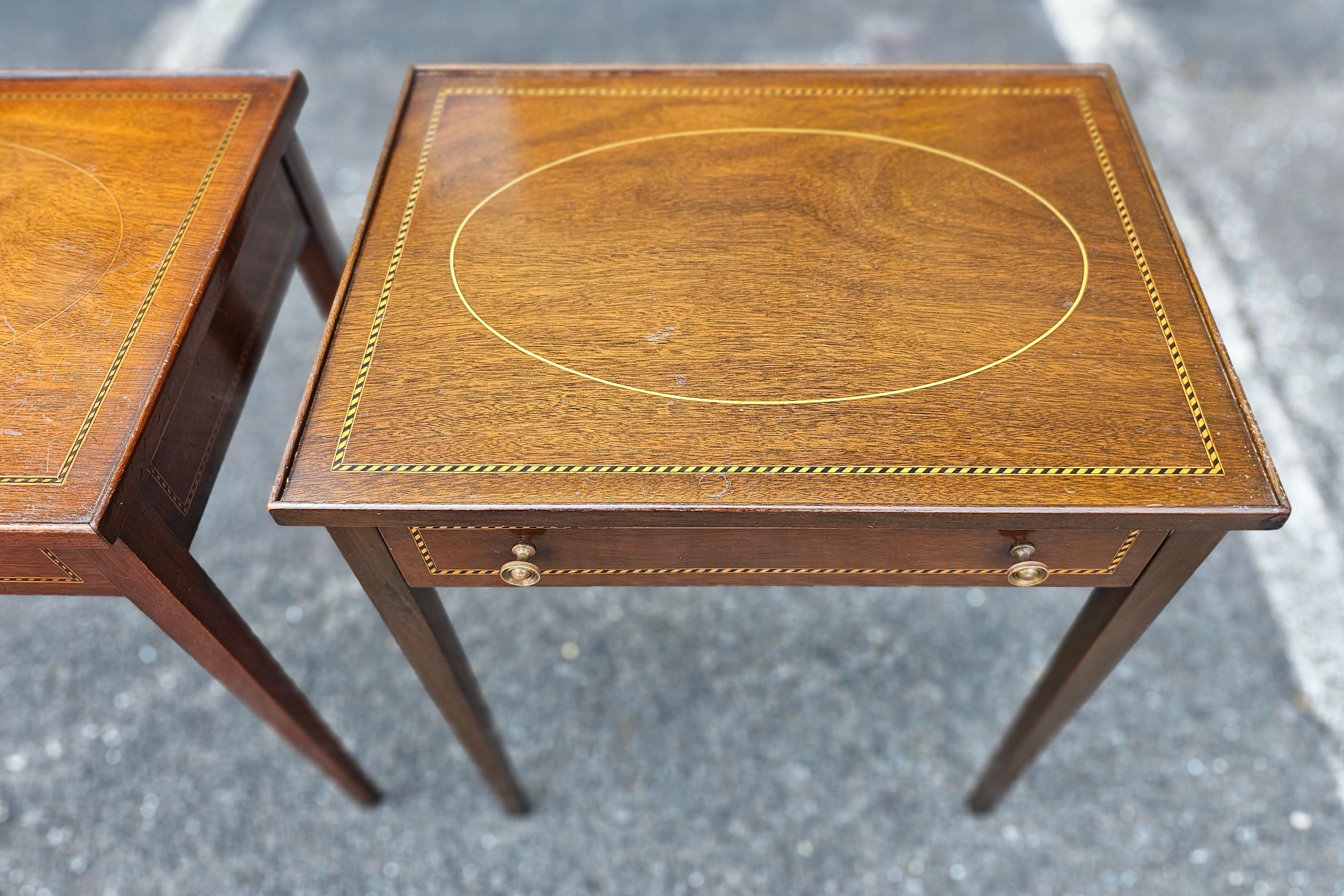 Paar Beistelltische aus Mahagoni mit Intarsien im Federal Style, CIRCA 1900 im Angebot 10