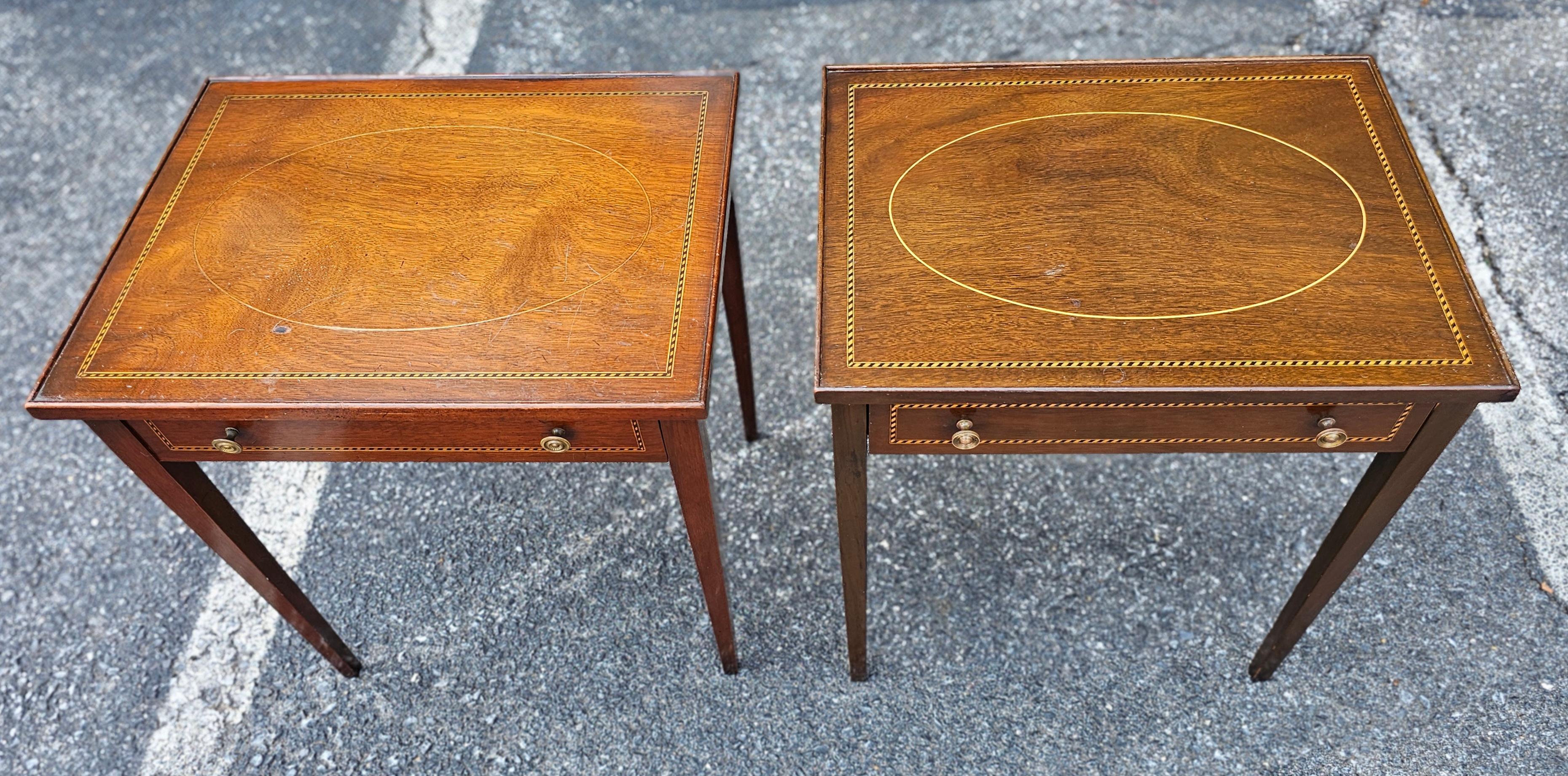 Paar Beistelltische aus Mahagoni mit Intarsien im Federal Style, CIRCA 1900 im Angebot 11