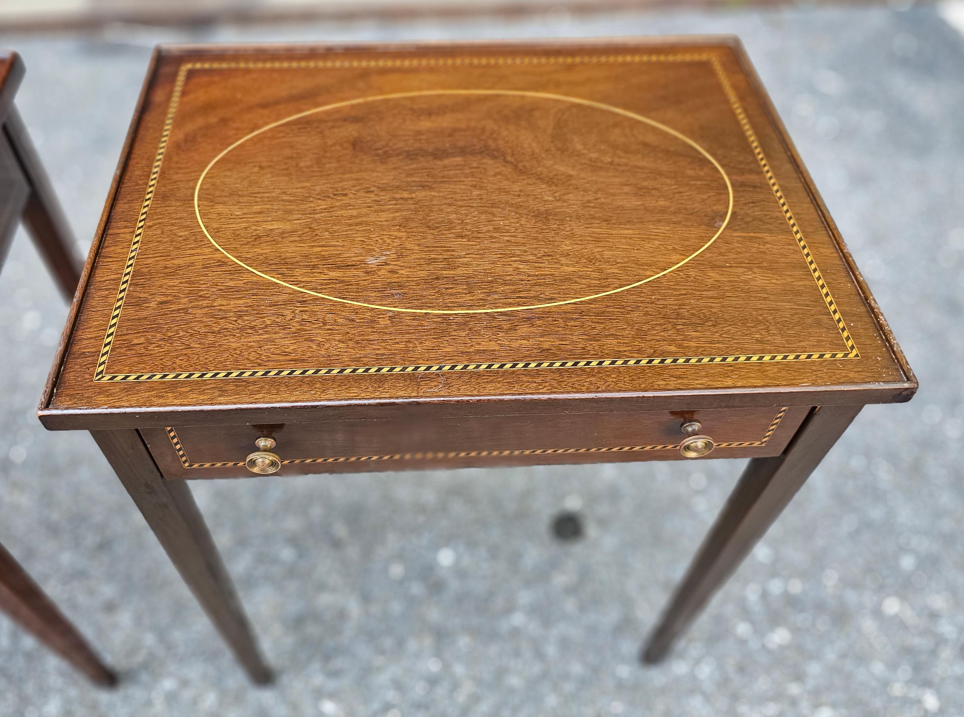 Paar Beistelltische aus Mahagoni mit Intarsien im Federal Style, CIRCA 1900 im Angebot 12