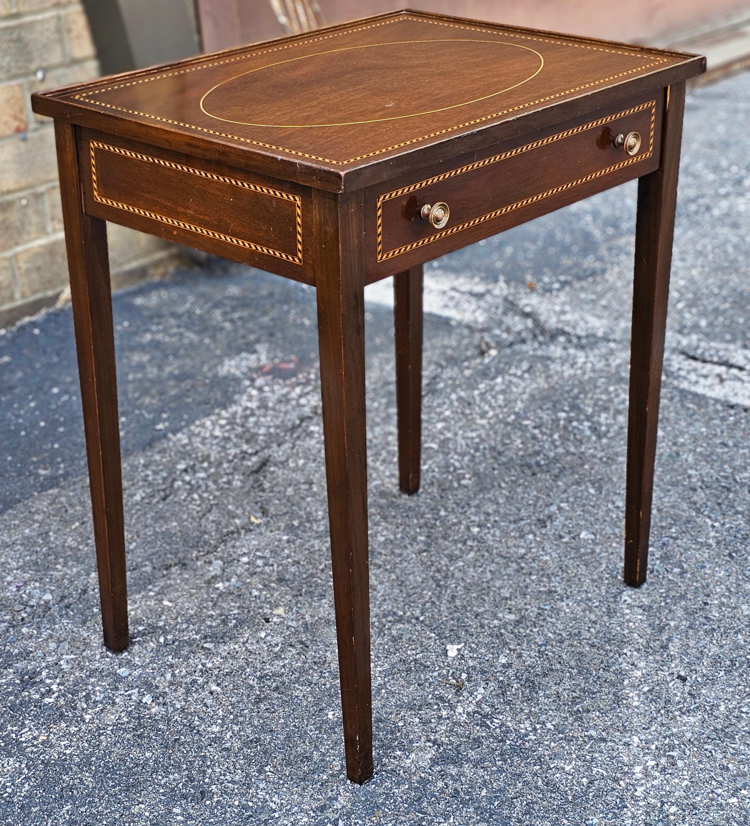 Paar Beistelltische aus Mahagoni mit Intarsien im Federal Style, CIRCA 1900 im Zustand „Gut“ im Angebot in Germantown, MD