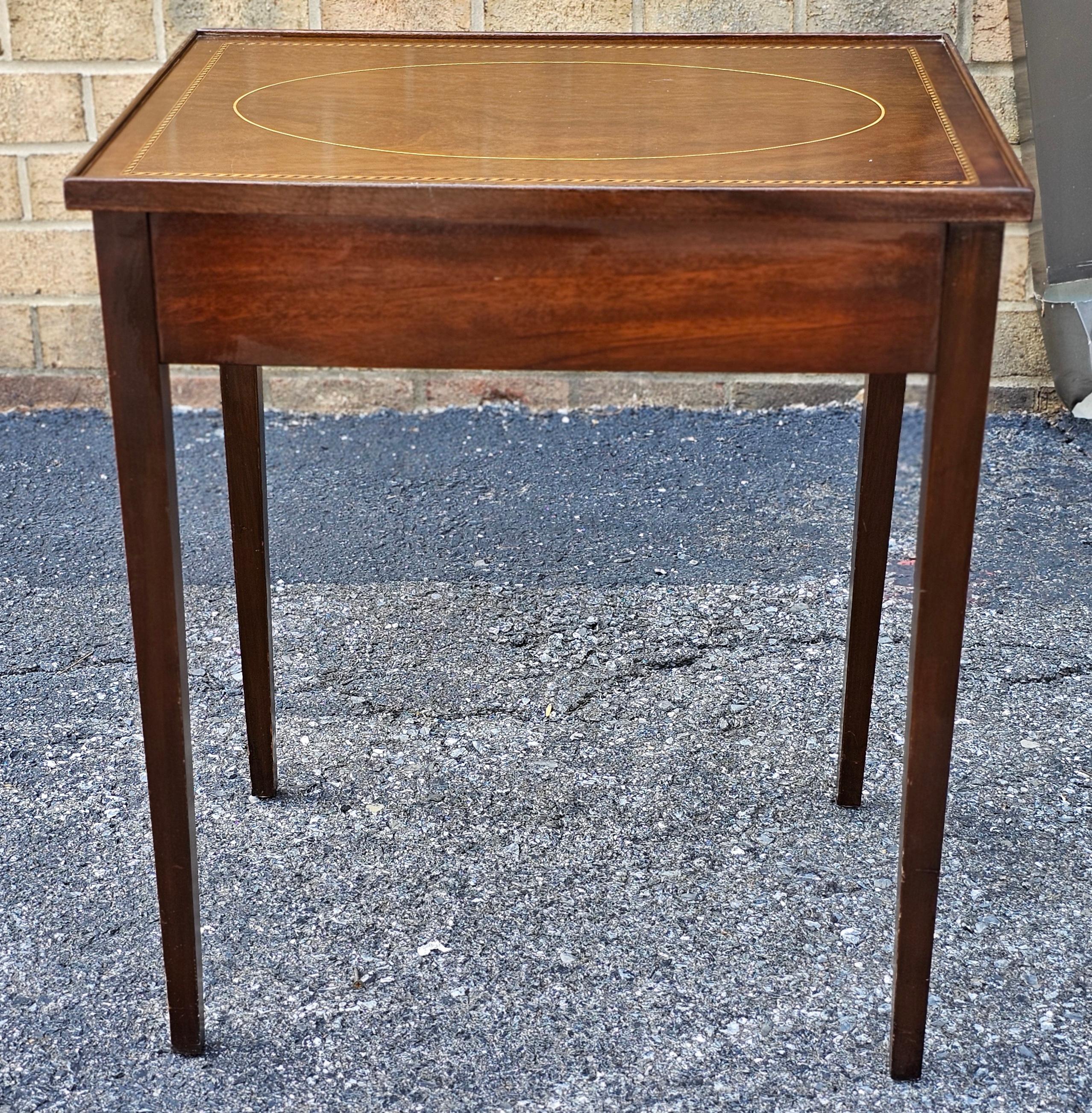 Paar Beistelltische aus Mahagoni mit Intarsien im Federal Style, CIRCA 1900 (Ebenholz) im Angebot