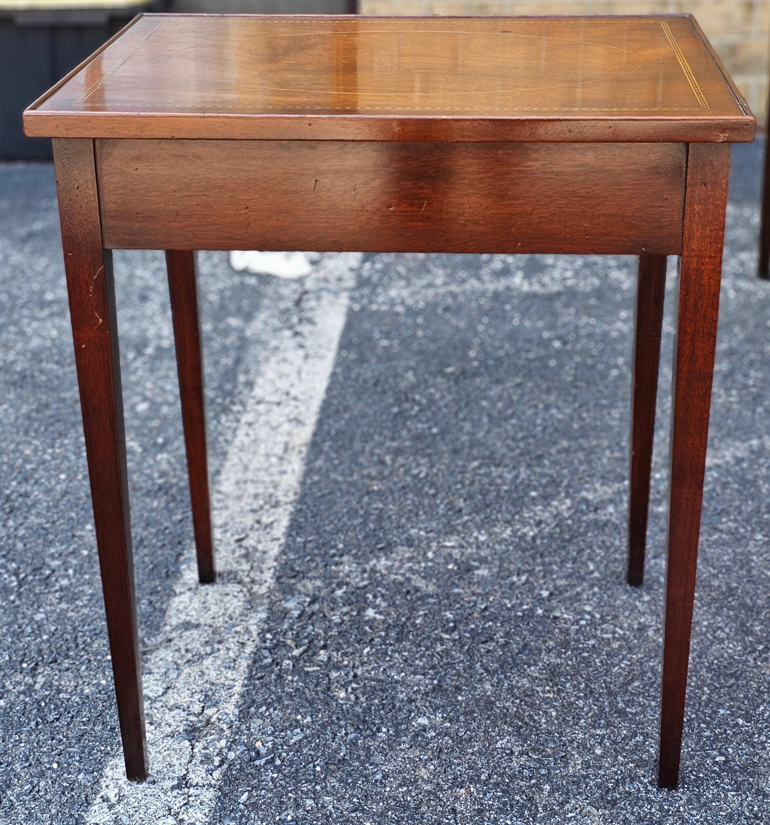 Paar Beistelltische aus Mahagoni mit Intarsien im Federal Style, CIRCA 1900 im Angebot 1