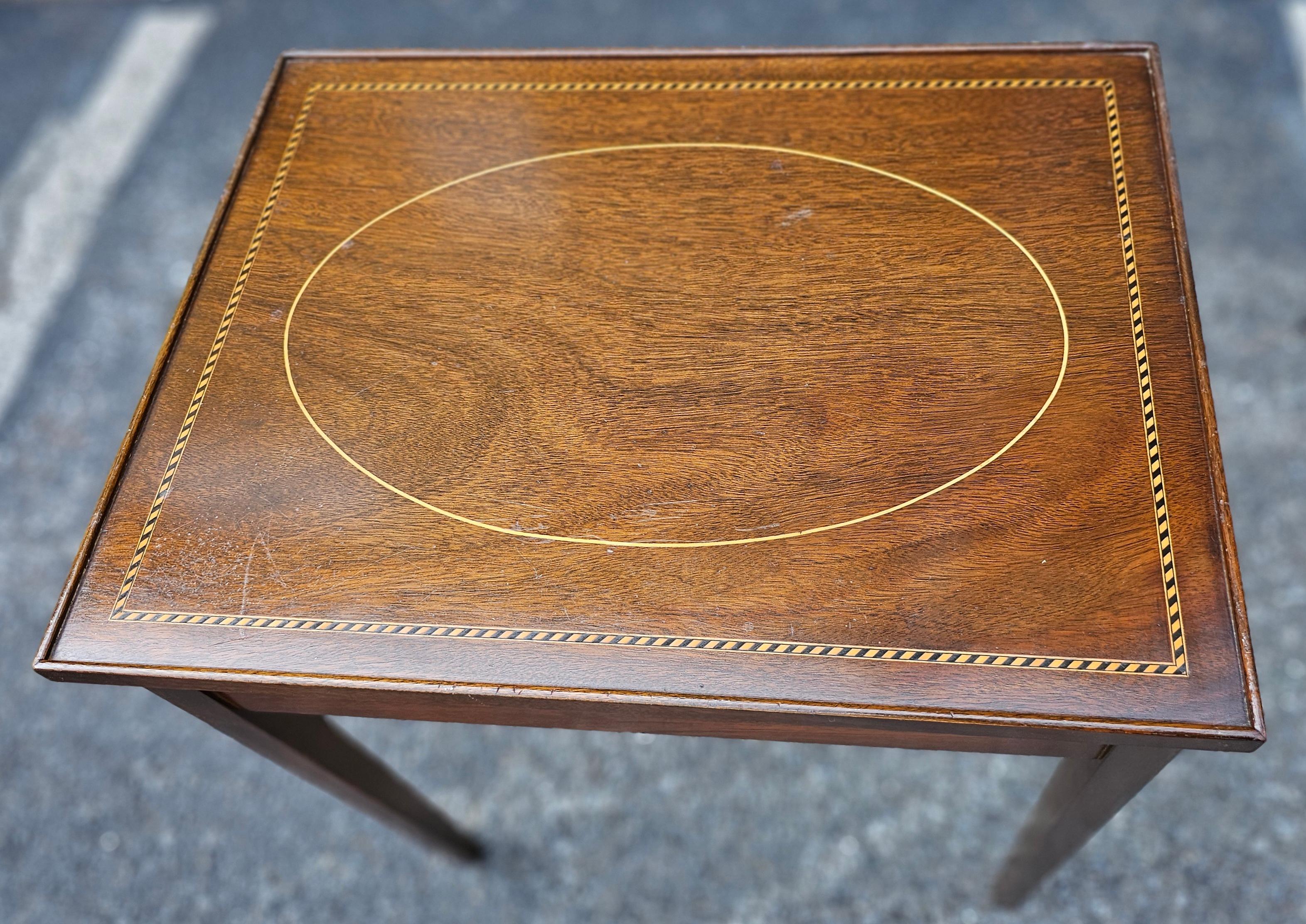 Paar Beistelltische aus Mahagoni mit Intarsien im Federal Style, CIRCA 1900 im Angebot 2