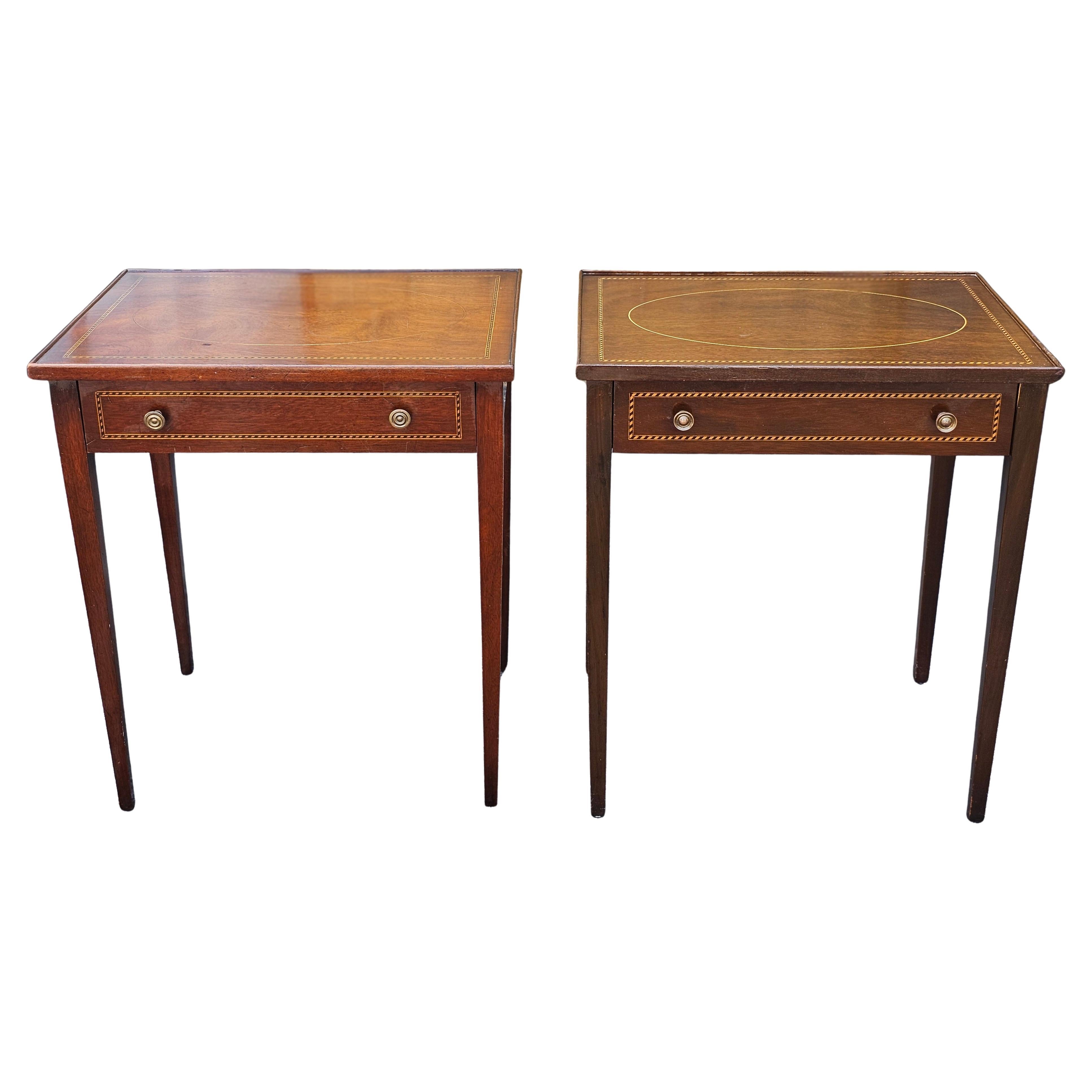 Paar Beistelltische aus Mahagoni mit Intarsien im Federal Style, CIRCA 1900 im Angebot
