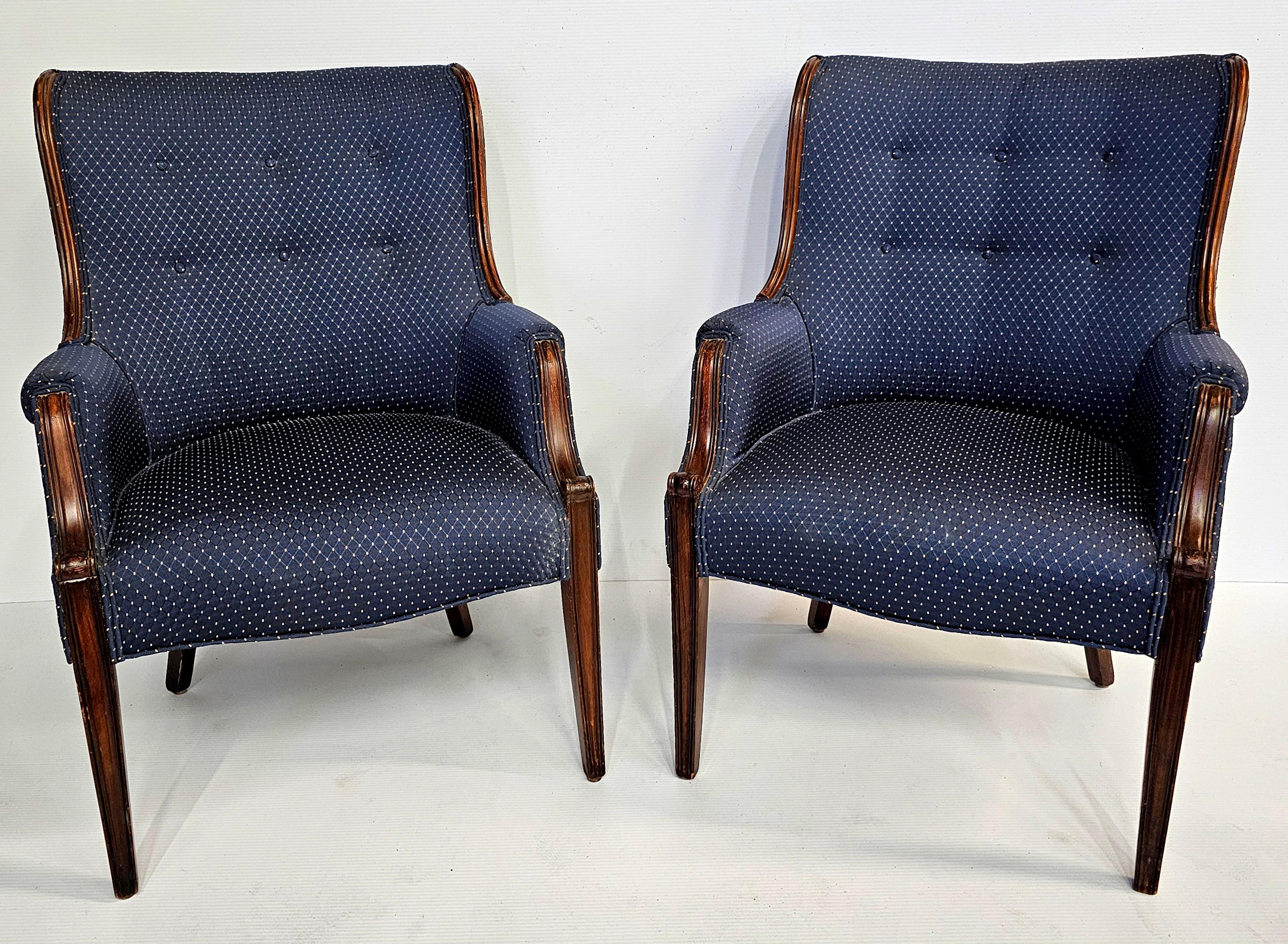 Pareja de sillones reclinables de caoba de estilo federal, tapizados y acolchados. Azul marino con finos puntos amarillos. 
 Mide 25,5