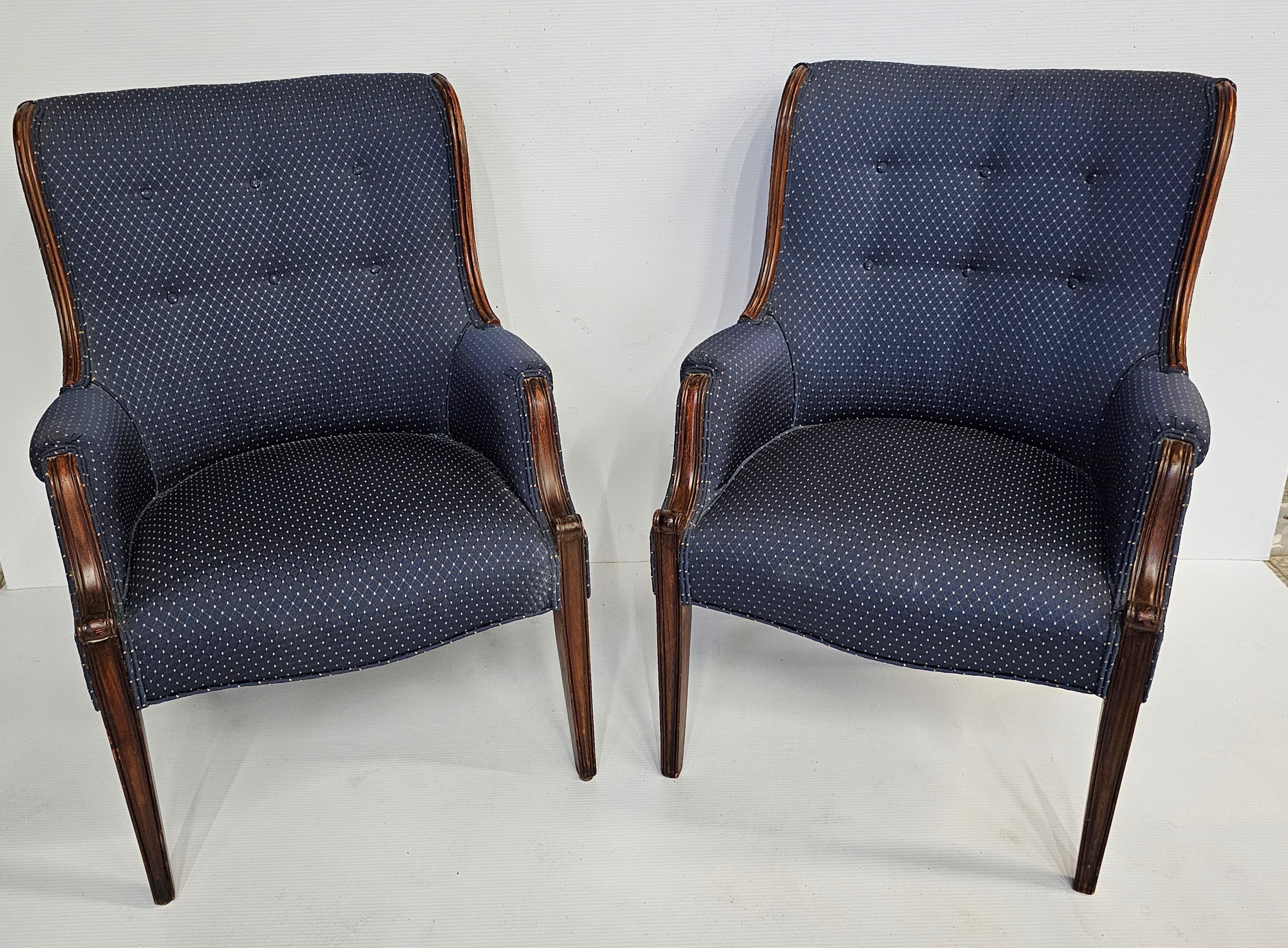 Pareja de Sillones Wingback de Caoba y Tapizados de Estilo Federal Moderno en venta