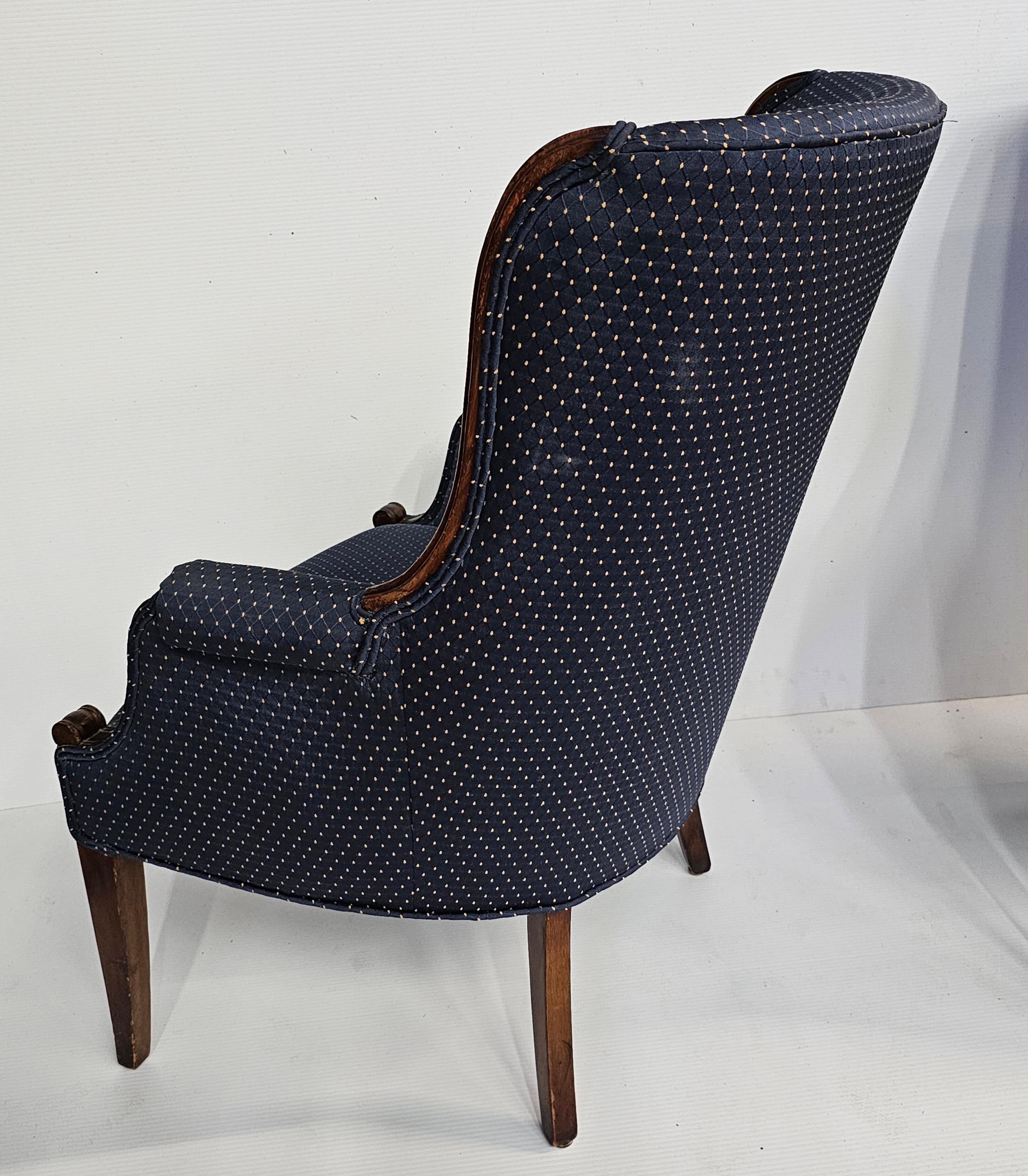 Pareja de Sillones Wingback de Caoba y Tapizados de Estilo Federal siglo XX en venta