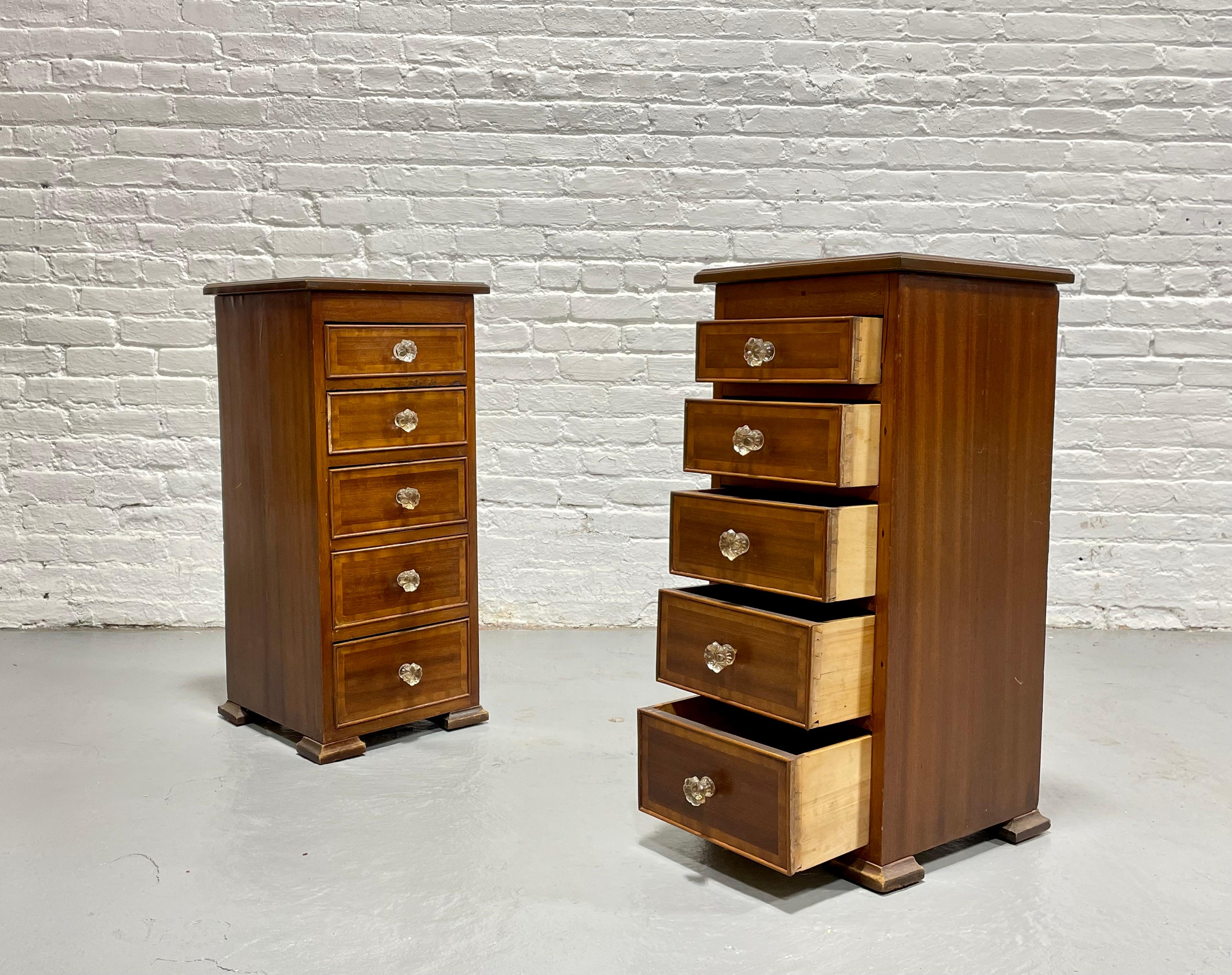Paire de CABINETS de style fédéral en acajou, vers le début des années 1900 en vente 4