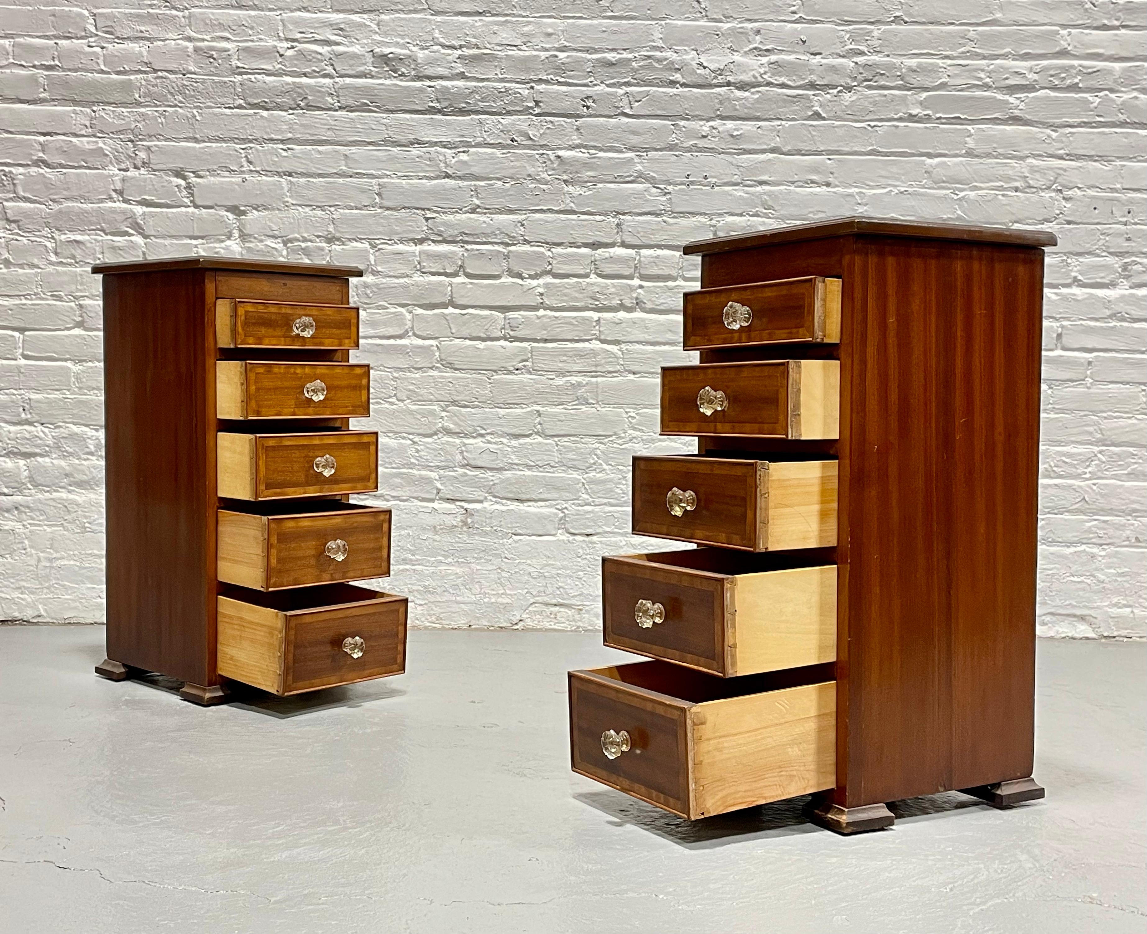 Début du 20ème siècle Paire de CABINETS de style fédéral en acajou, vers le début des années 1900 en vente