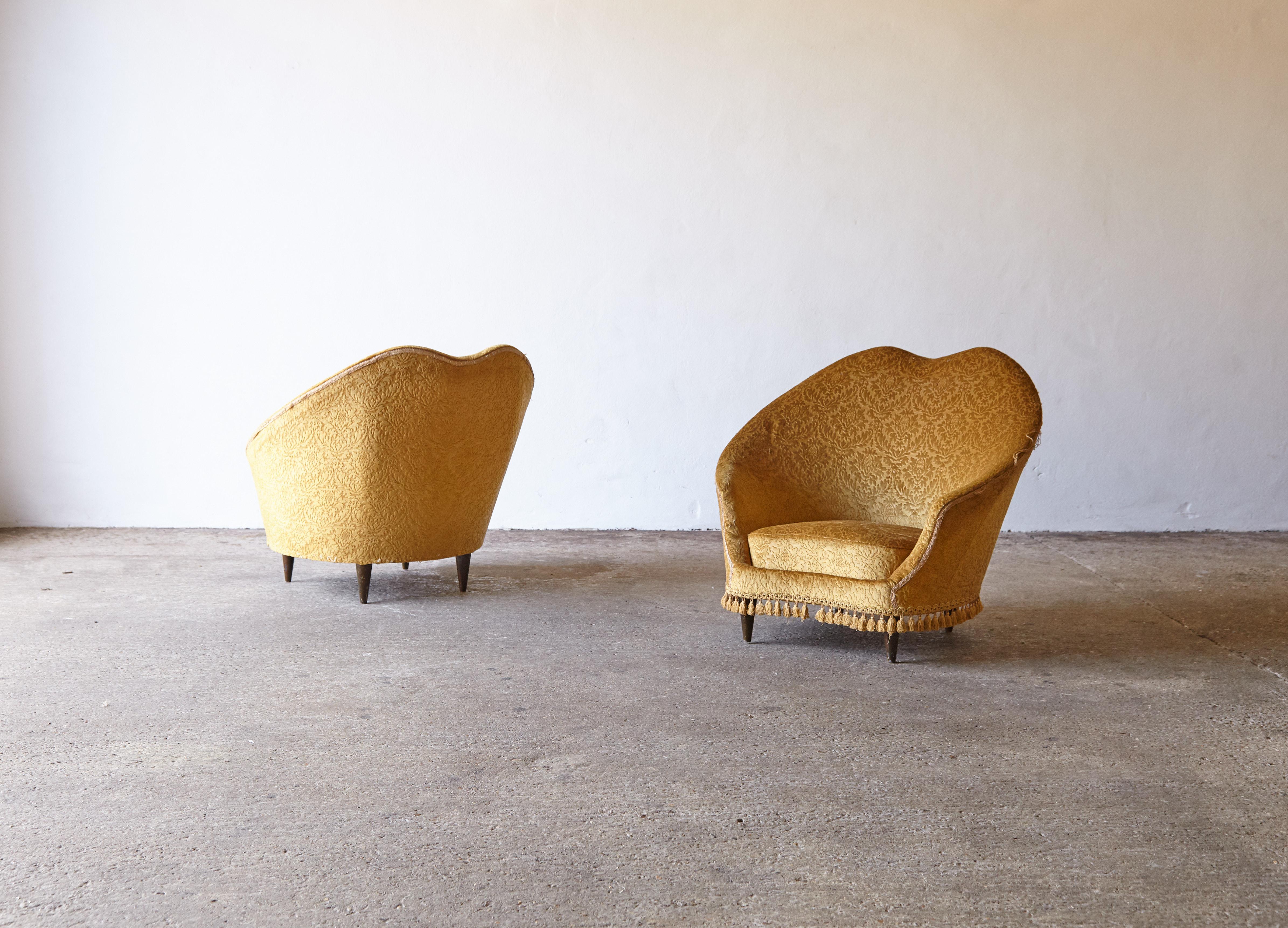 An original pair of Federico Munari lounge chairs, produced in Italy in the 1950s. The fabric and piping show some wear, so these are offered for recovering. The structure, wooden frames, and feet are all in good condition. 




    