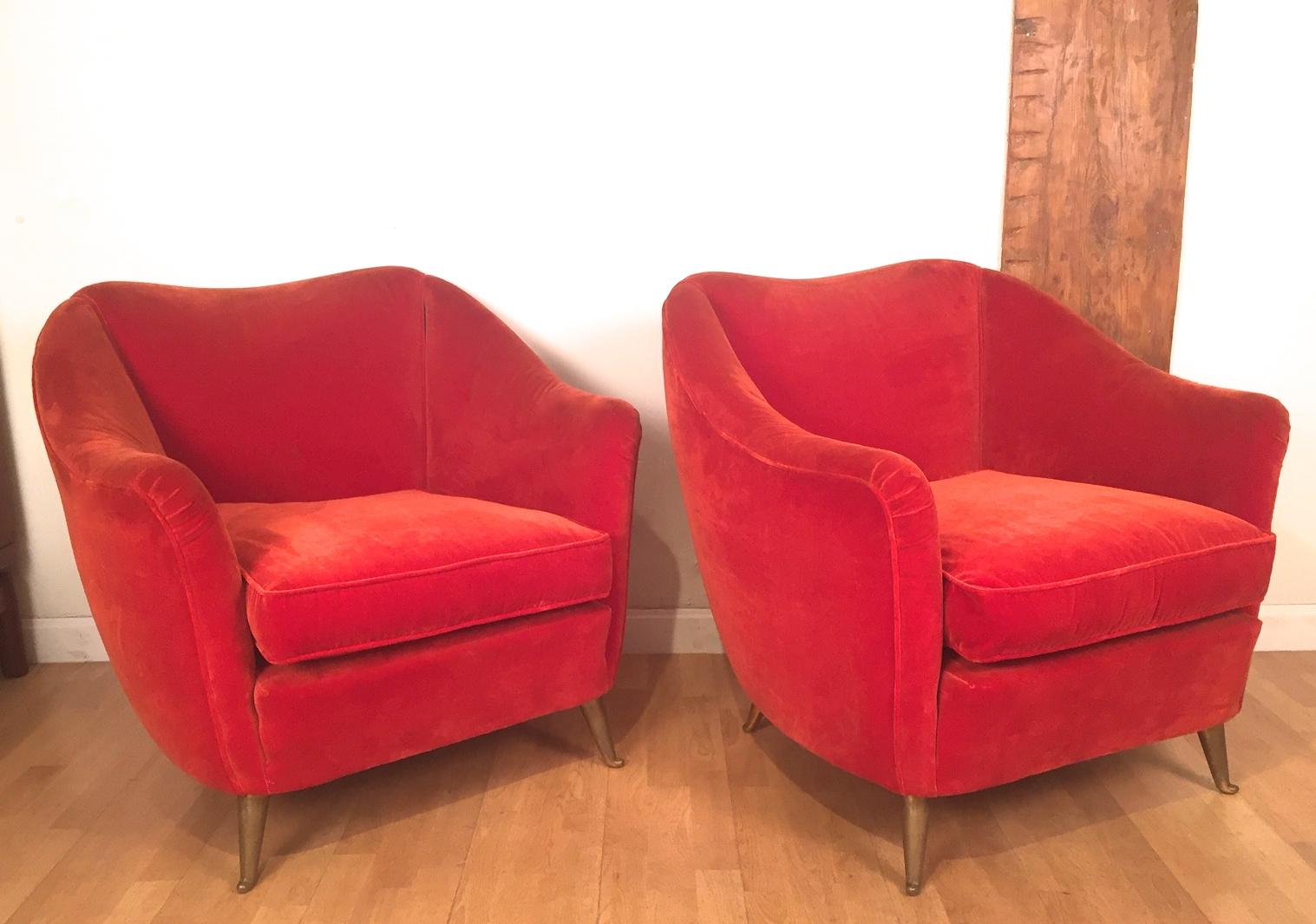 A pair of vintage Federico Munari chairs edited by Isa in the fifties .Red velvet upholstery and brass arms. Light ware.
