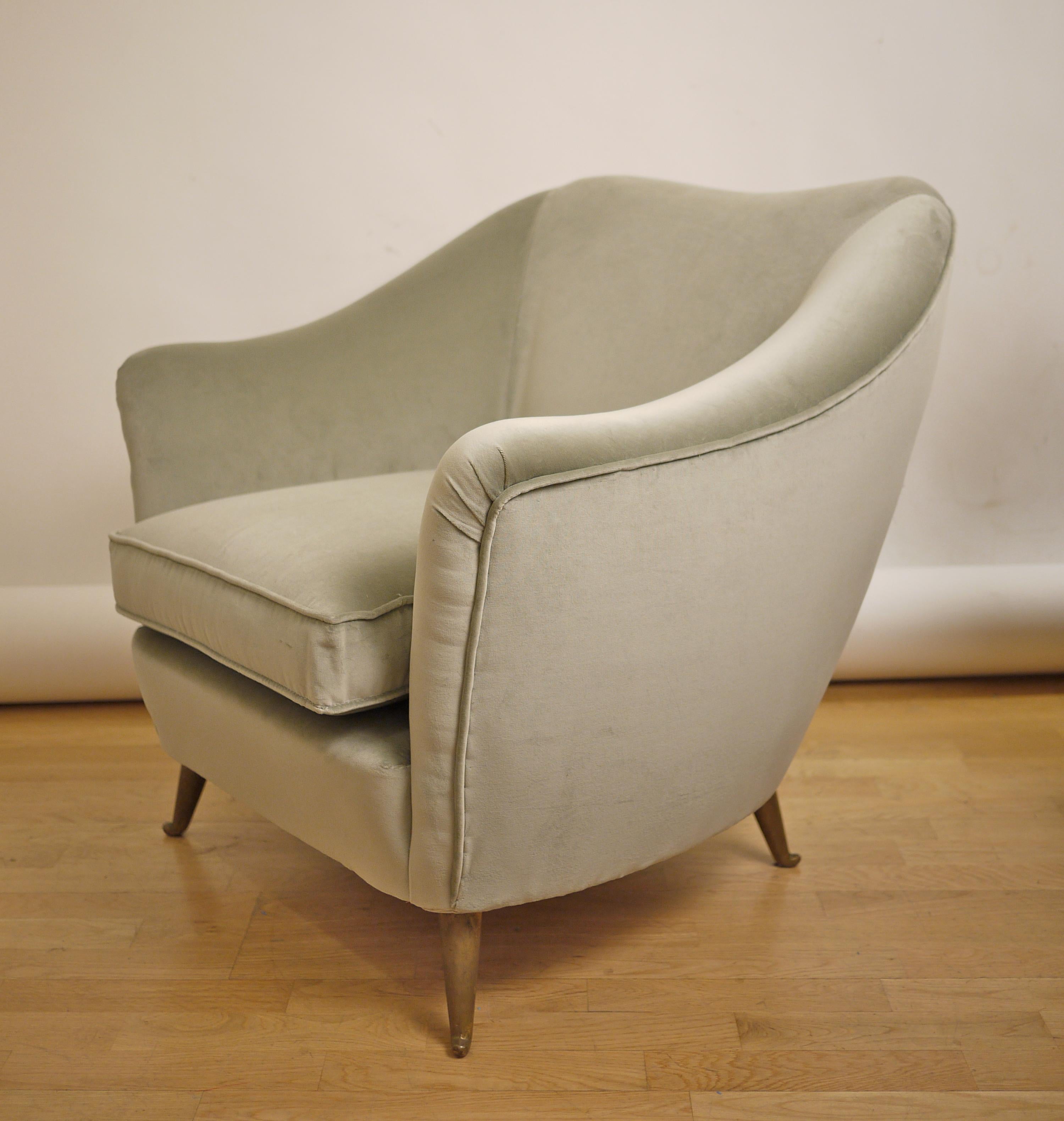 Pair of Federico Munari Mid-Century Modern Gray Velvet Armchairs for Isa In Excellent Condition In Madrid, ES