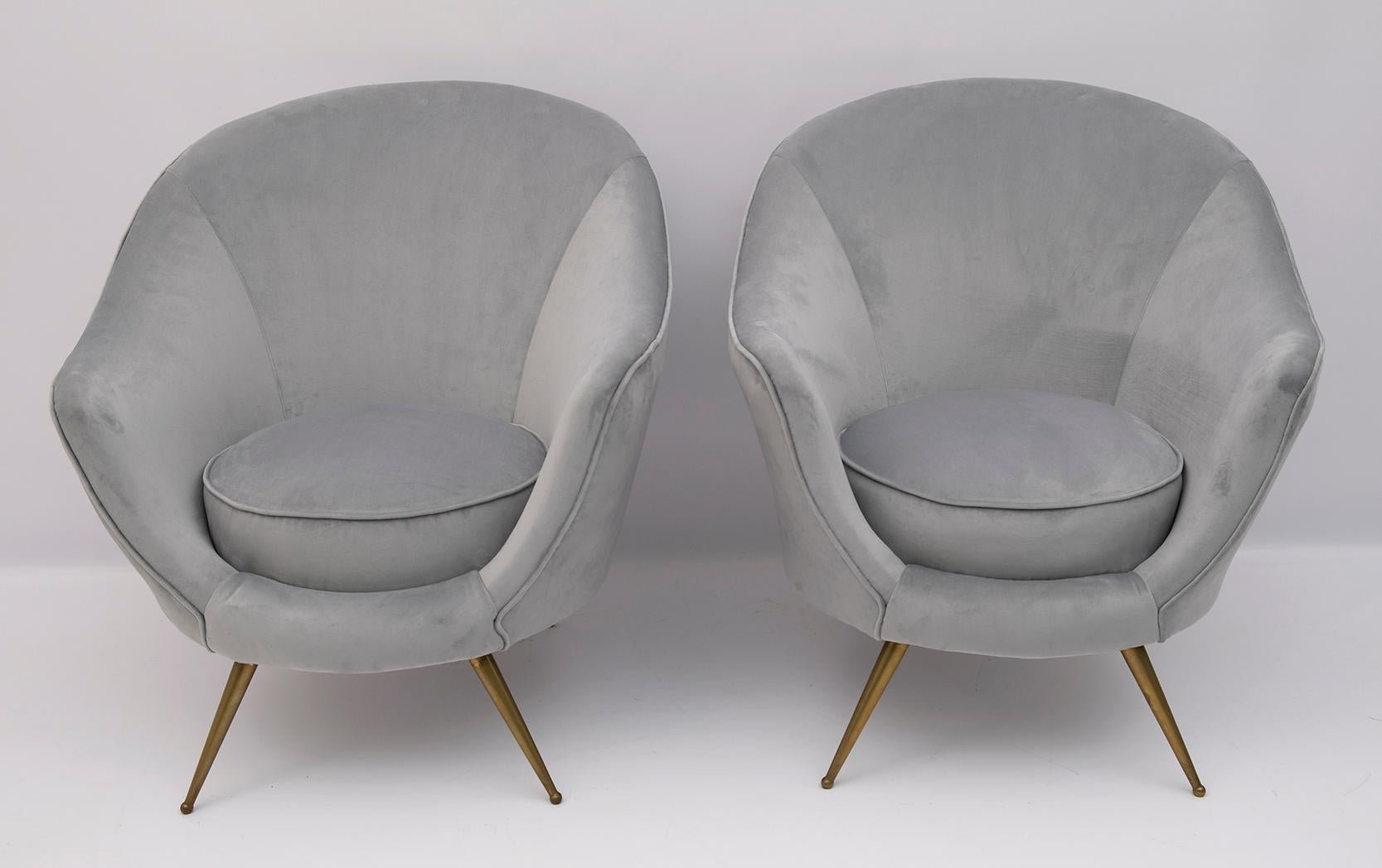 Schönes Paar Sessel, entworfen von Federico Munari in den frühen 1950er Jahren. Die Polsterung wurde mit Samt neu bezogen.


Das Sofa misst cm: B 147 x T 85 x H 87 x S 42.