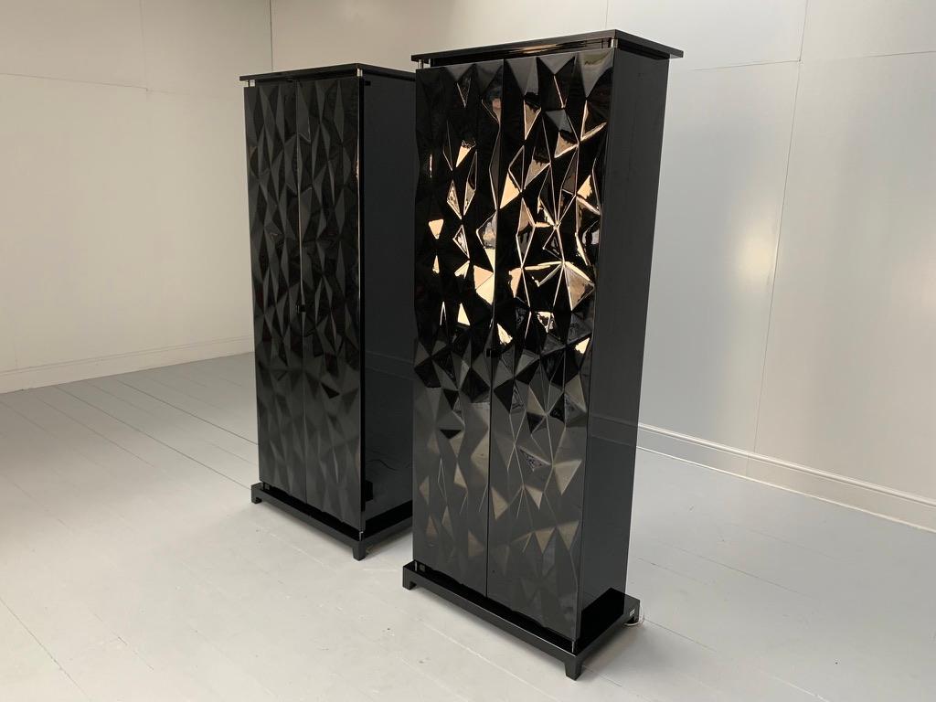 Si tratta di un'opportunità ultra-rara di acquistare quello che è, inequivocabilmente, il meglio del meglio: una coppia spettacolare, immacolata e splendidamente presentata di armadietti bar/bevande alti con ante dalla texture geometrica e