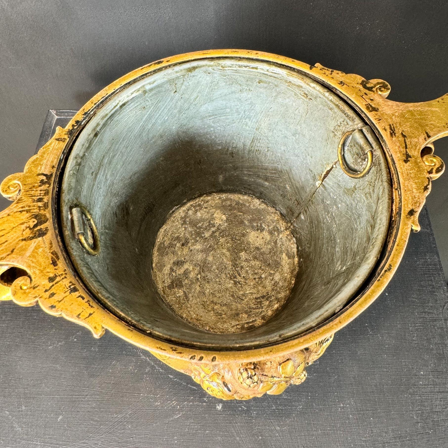 Coppia di urne in bronzo Borghese con manico basso di Ferdinand Barbedienne in vendita 4