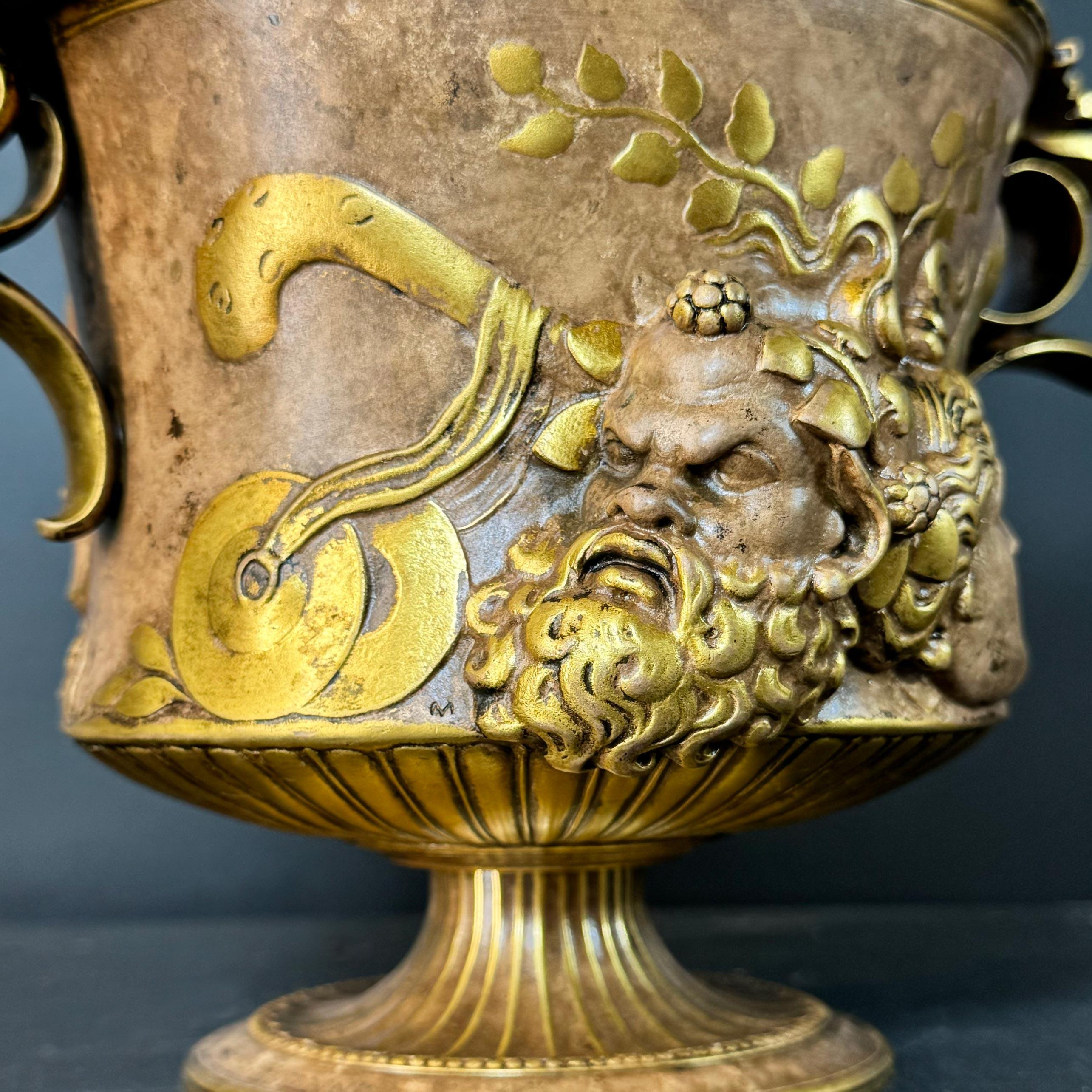 Coppia di urne in bronzo Borghese con manico basso di Ferdinand Barbedienne in vendita 5