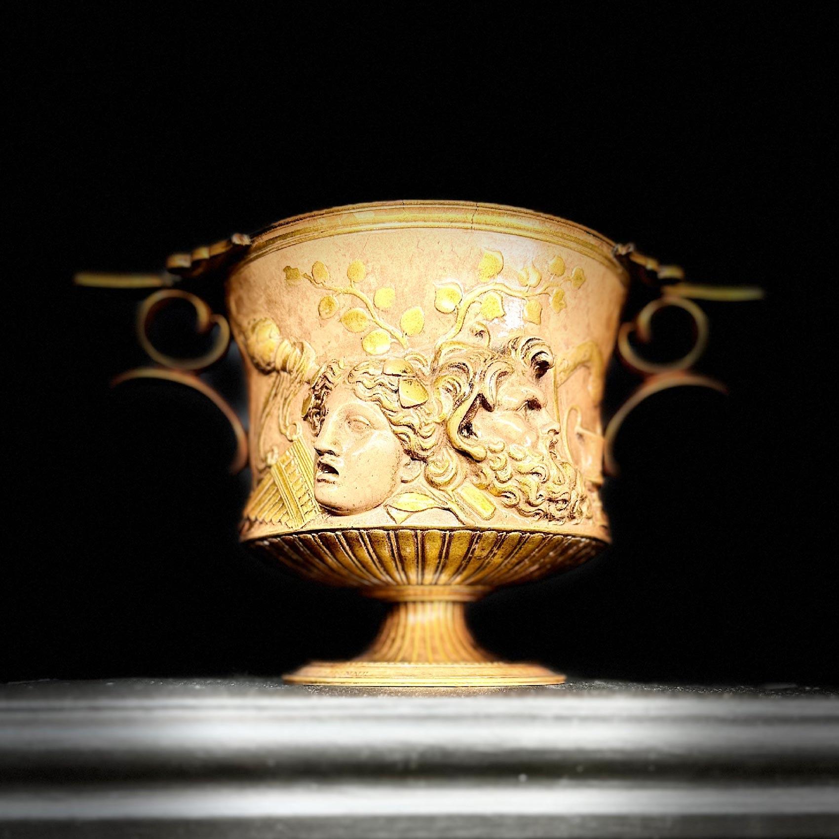 Gloriosa e increíblemente rara pareja de urnas bajas de bronce dorado del siglo XIX modeladas según el jarrón Borghese original de Giovanni Zoffoli  (c1785-1845) fundida por Barbedienne en el tercer cuarto del siglo XIX.  14,5 cm de alto y 24,5 cm