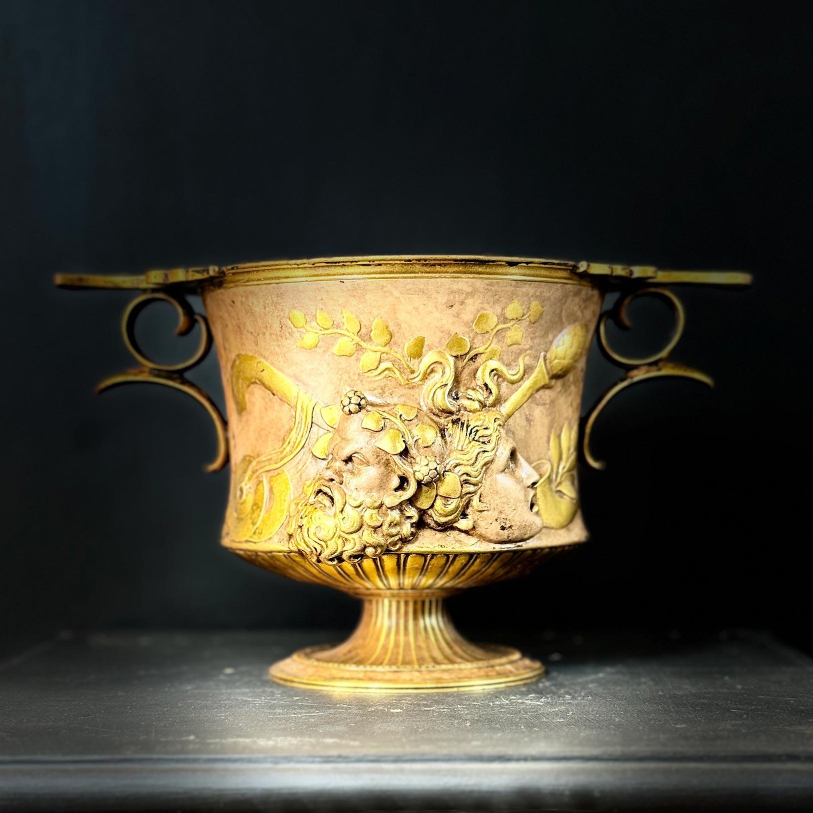 Splendida e incredibilmente rara coppia di urne a basso manico in bronzo dorato del XIX secolo, modellate sul modello del vaso Borghese originale di Giovanni Zoffoli  (c1785-1845) fusa da Barbedienne nel terzo quarto del XIX secolo.  14,5 cm di