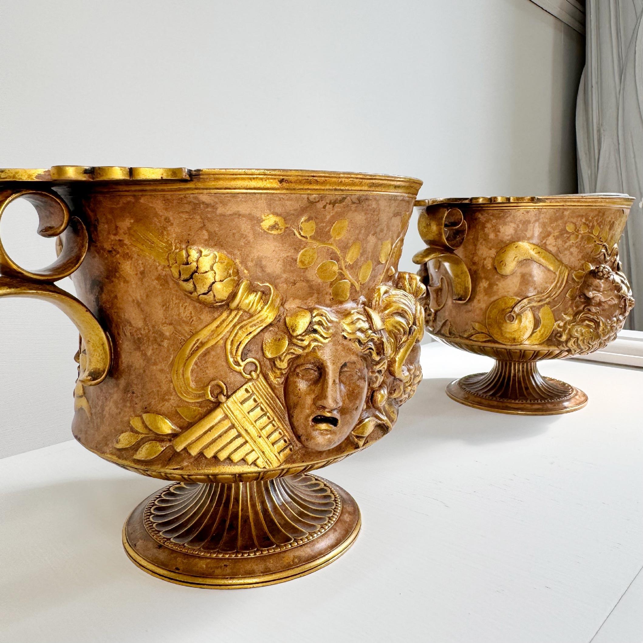 Greco classico Coppia di urne in bronzo Borghese con manico basso di Ferdinand Barbedienne in vendita